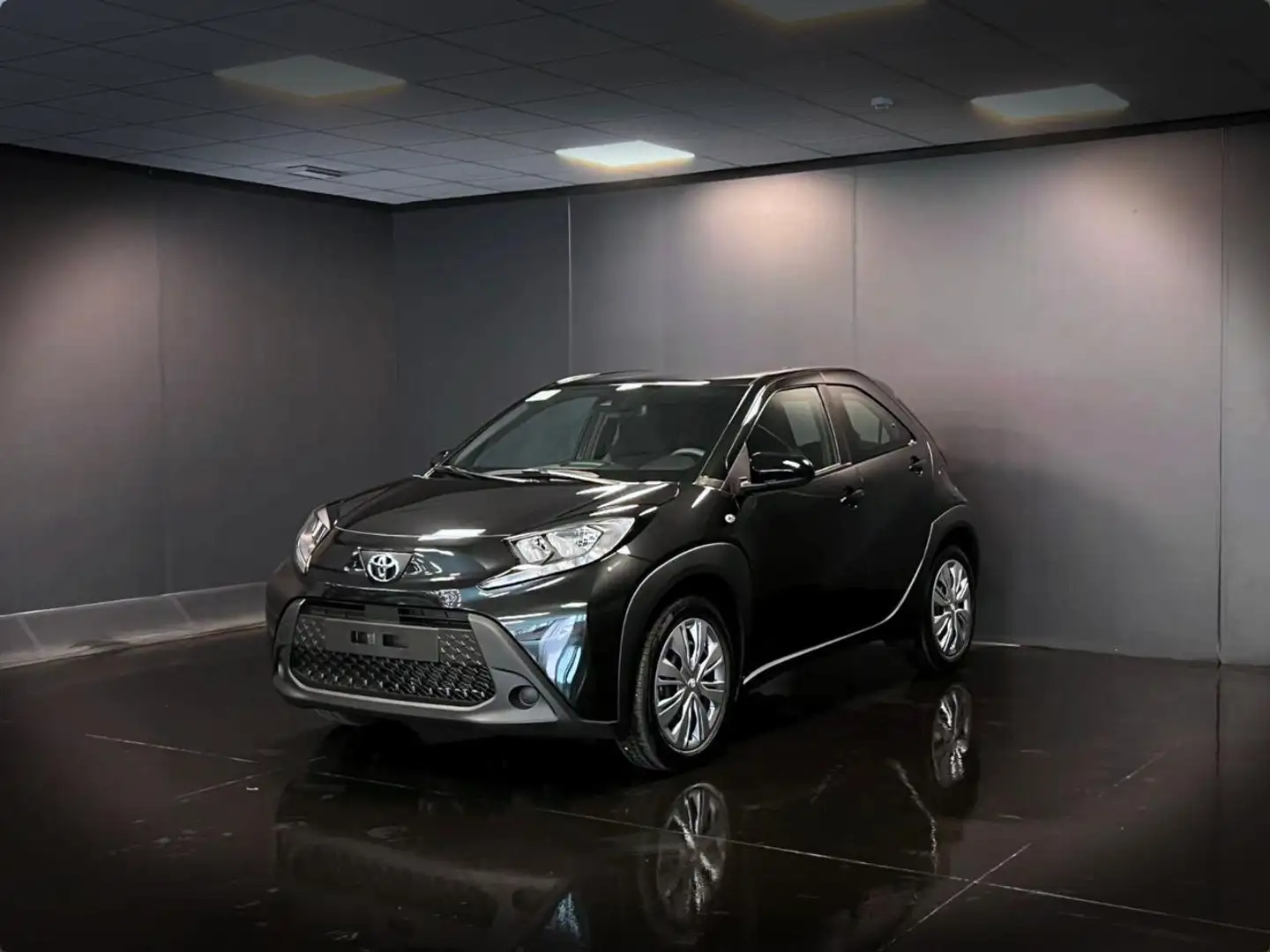 Toyota Aygo X 1.0 VVT-i 72 CV 5 porte Active Nero - 1