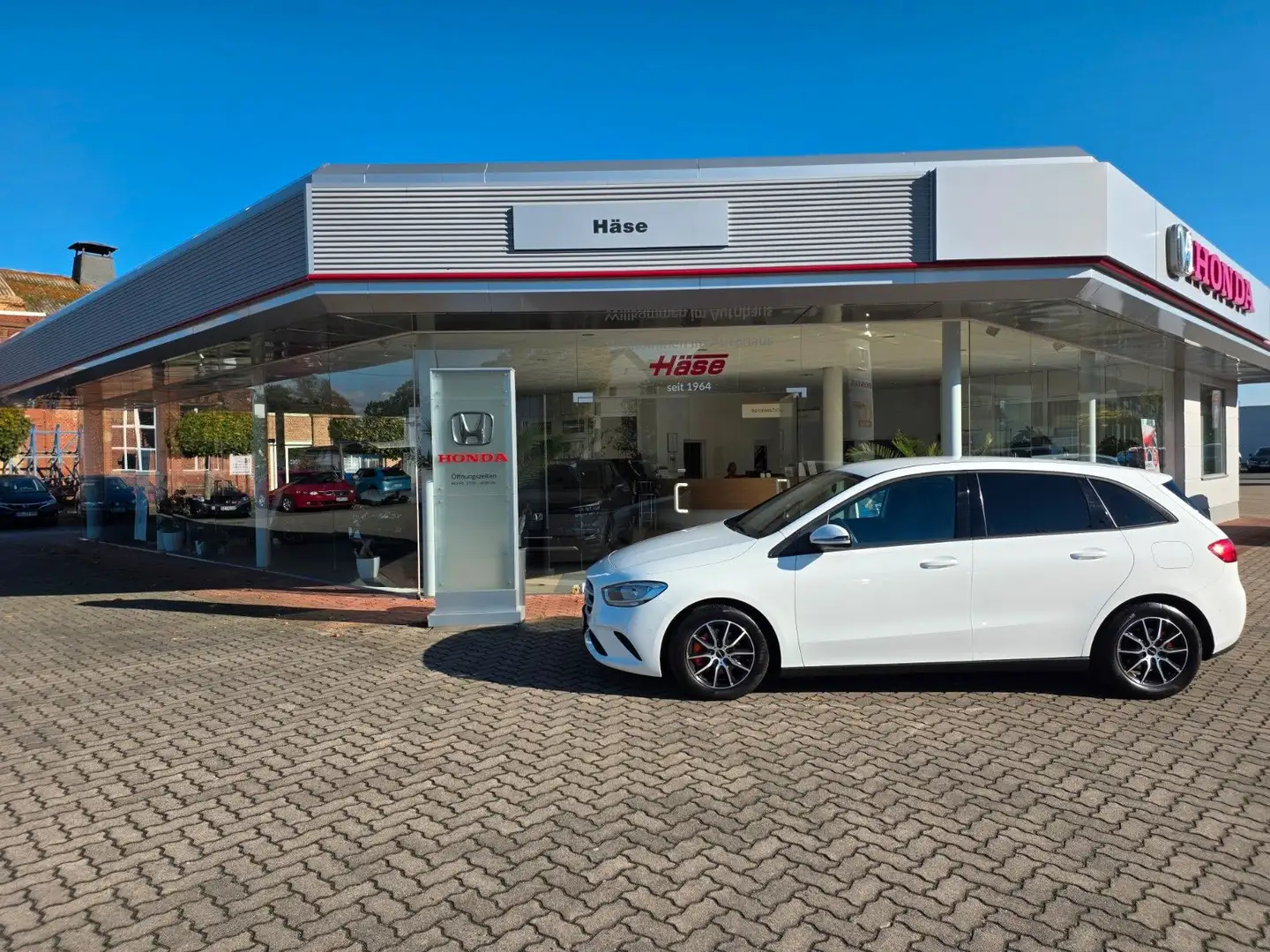 Mercedes-Benz B 180 NAVIGATION+Parkassistent+Infotainment Weiß - 1