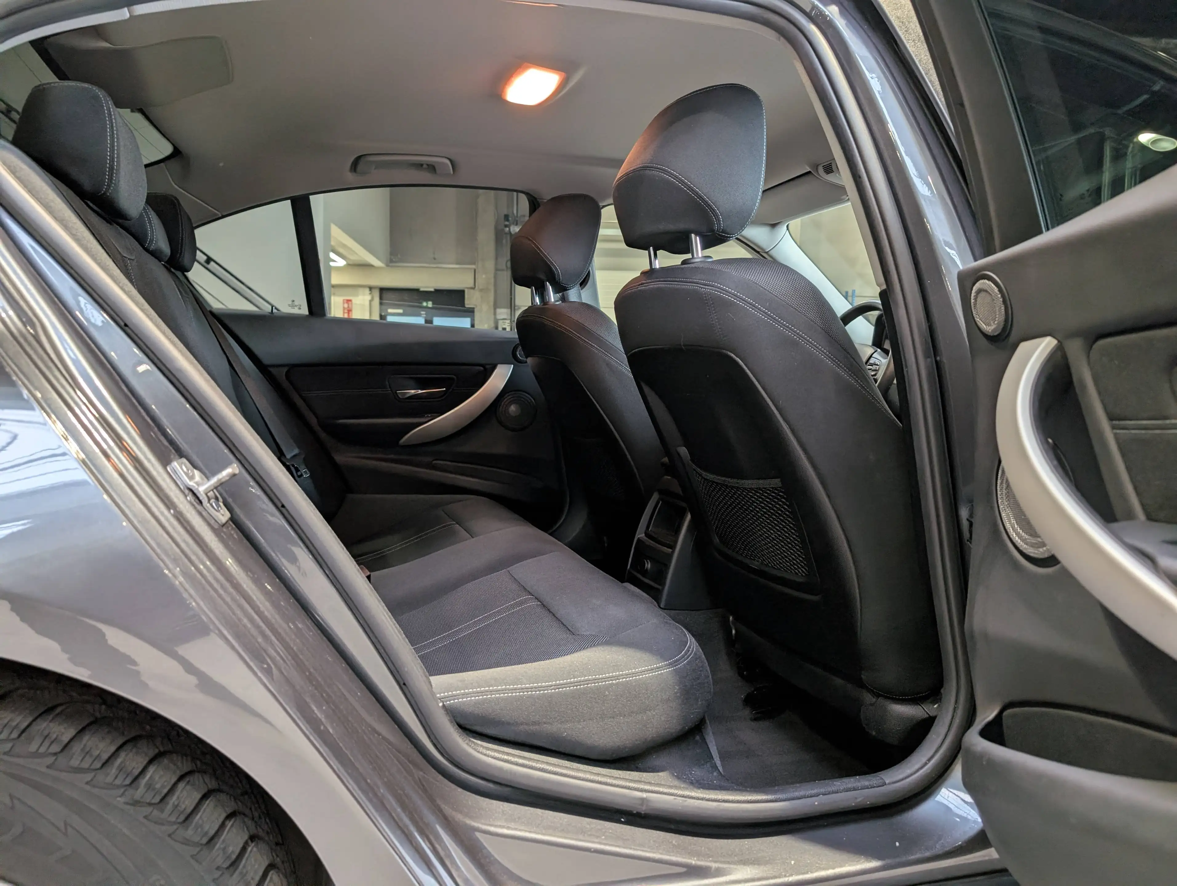 BMW 318 d Berline 150 *TISSUS SPORT-H&K-NAVI-PDC-SIEGES CHAUFFANTS* — photo 6