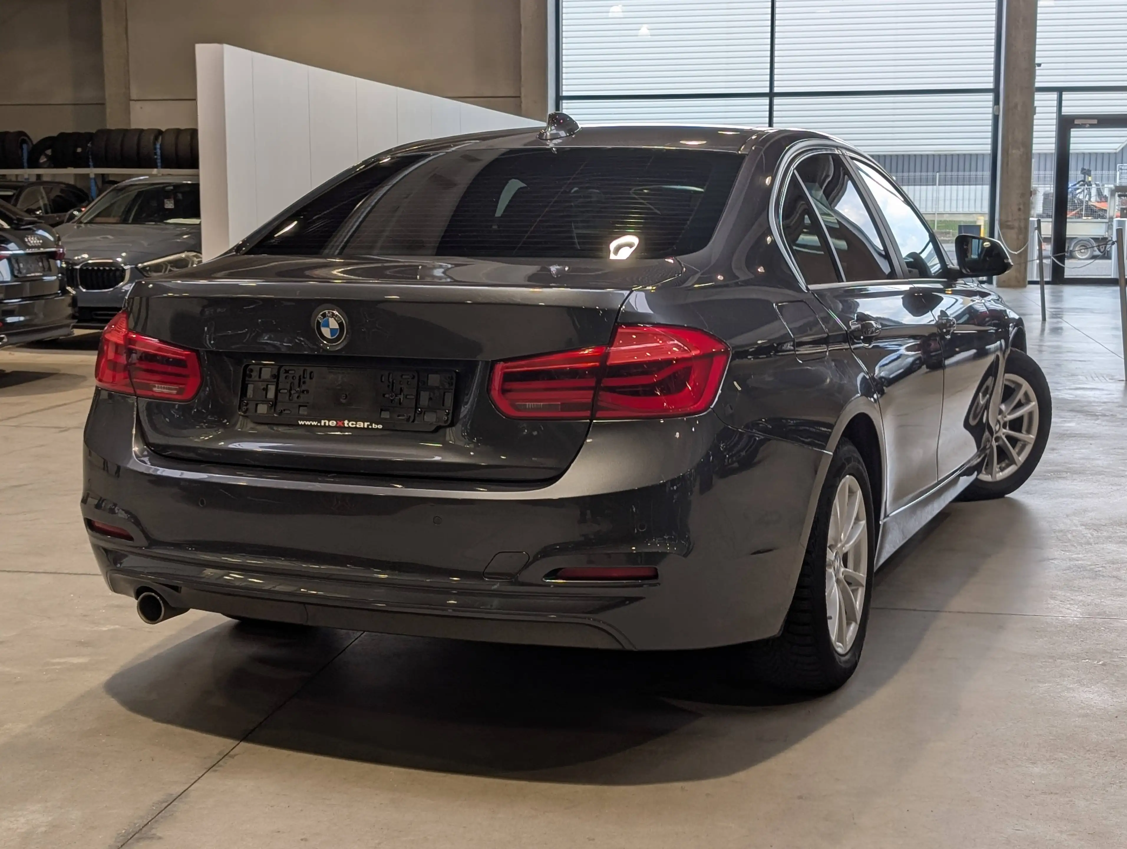 BMW 318 d Berline 150 *TISSUS SPORT-H&K-NAVI-PDC-SIEGES CHAUFFANTS* — photo 3