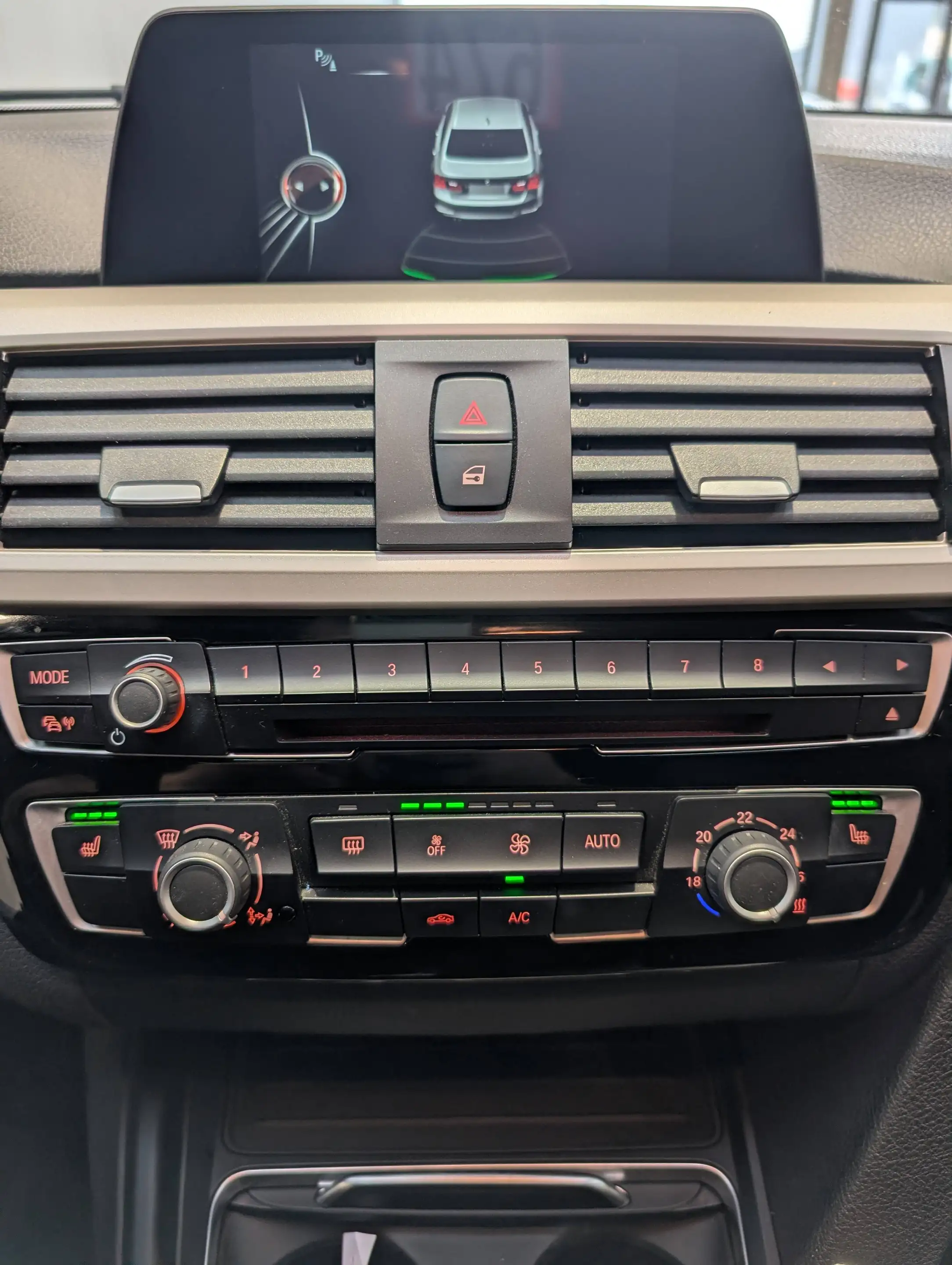 BMW 318 d Berline 150 *TISSUS SPORT-H&K-NAVI-PDC-SIEGES CHAUFFANTS* — photo 13