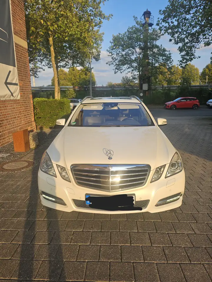 Mercedes-Benz E 250 E 250 CGI BlueEfficiency (212.247) — photo 1 of 9