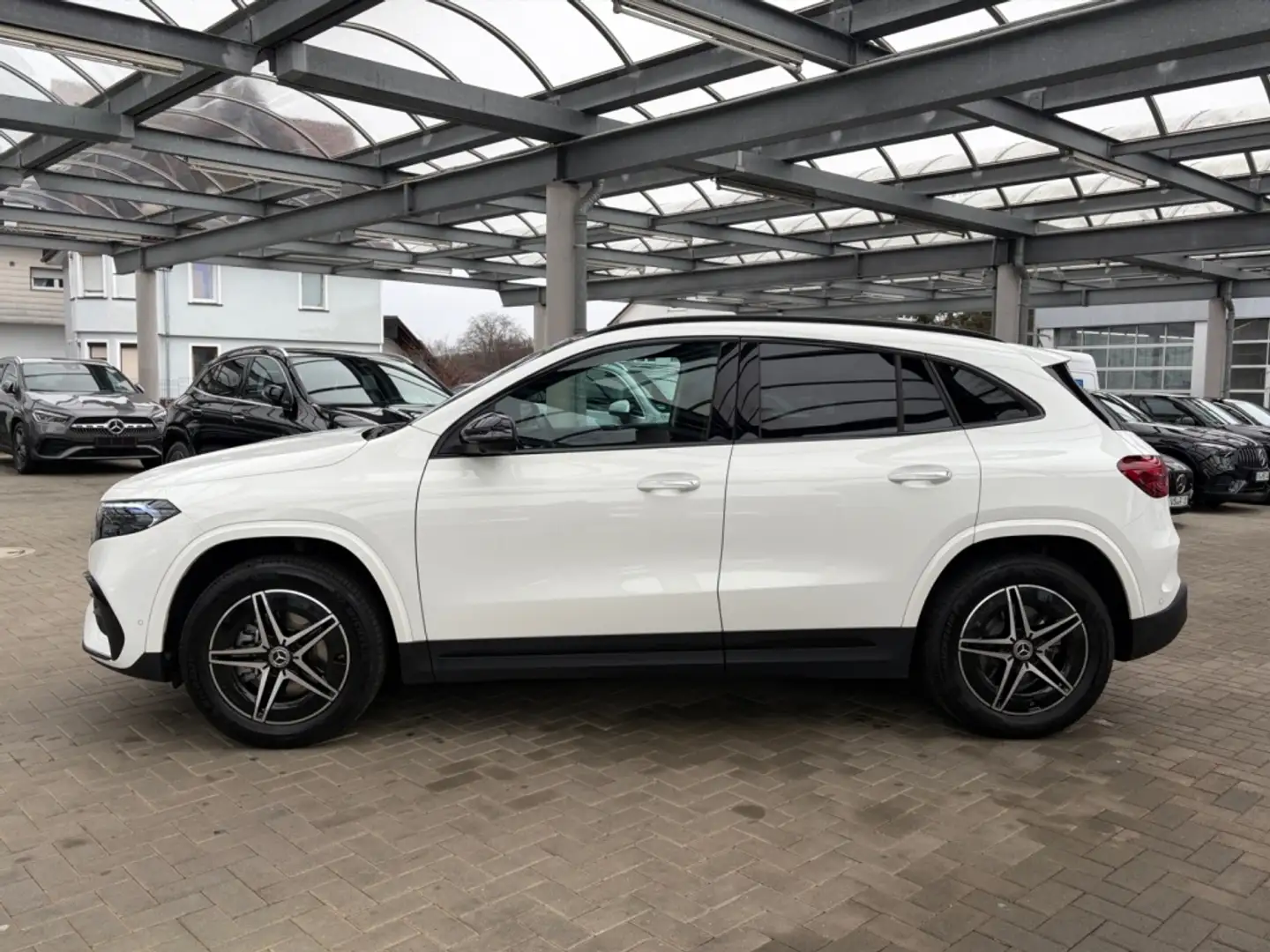 Mercedes-Benz EQA 350 4M AMG+NIGHT+PANO+360°+KEYLESS-GO+NAVI Weiß - 2