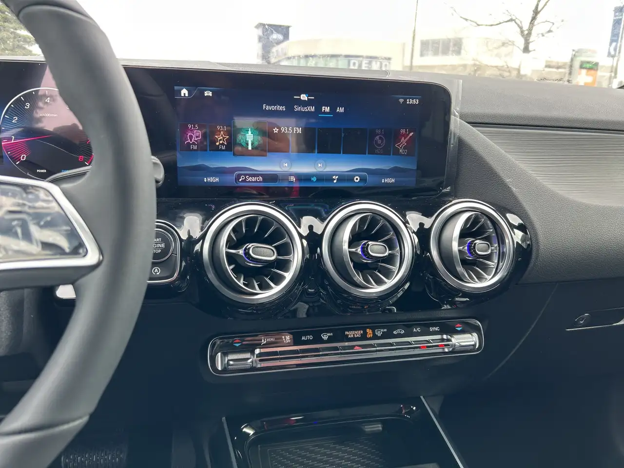 Mercedes-Benz GLA снимка Mercedes-Benz GLA