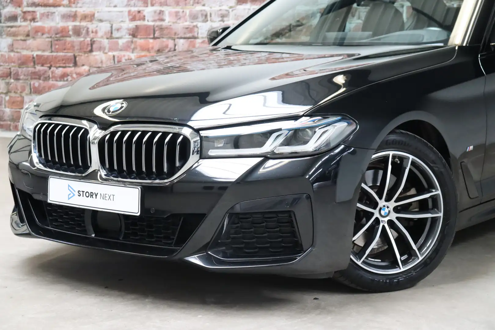 BMW 520 5 Serie Sedan 520i High Executive M Sport Pakket A Zwart - 2