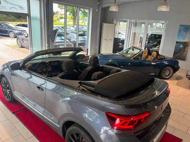 Volkswagen T-Roc view 3