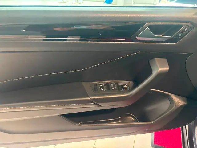Volkswagen T-Roc view 15