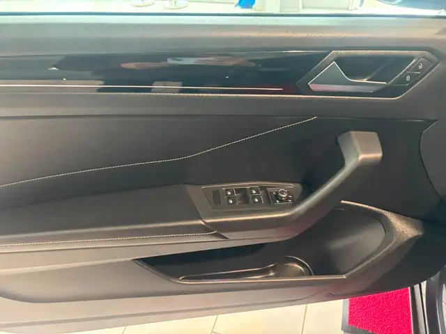 Volkswagen T-Roc view 15