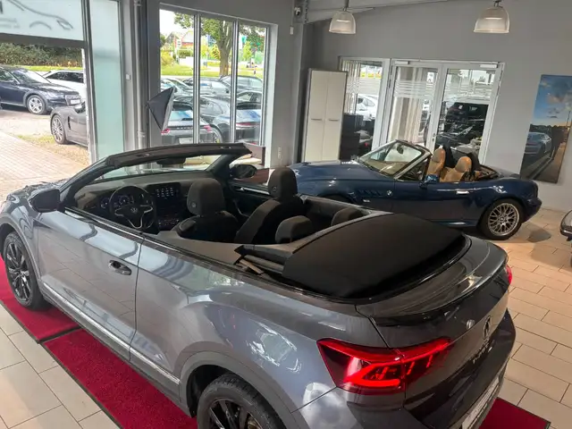 Volkswagen T-Roc view 3