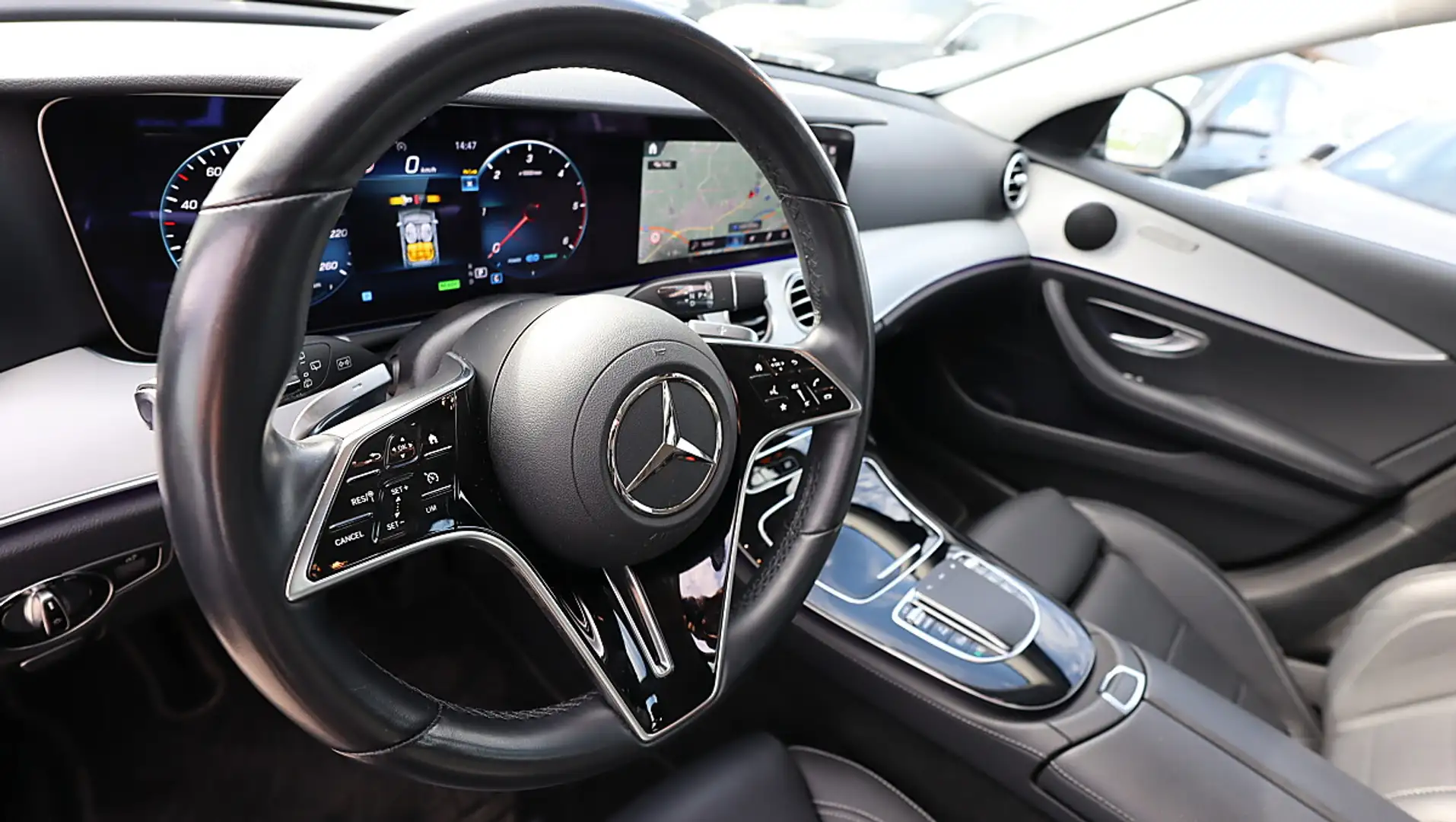 Mercedes-Benz E 220 d T 4Matic Aut. Avantg. Head Up Sportsitz Leder... Schwarz - 2