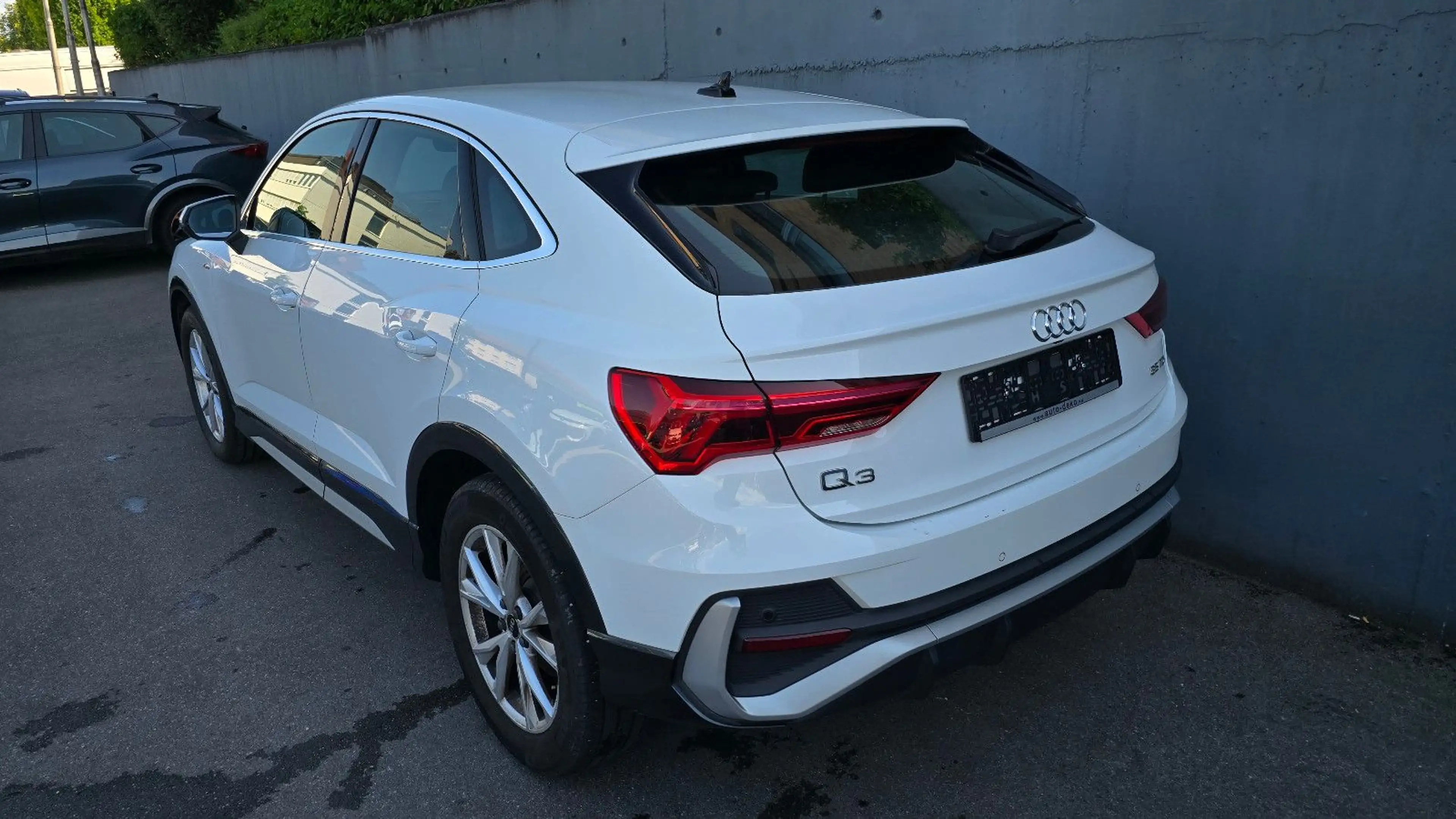 Audi Q3 35 TDI S tronic 3 x S line Sportback — photo 3