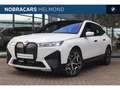 BMW iX xDrive50 / Sportpakket / Panoramadak Sky Lounge / Wit - thumbnail 1