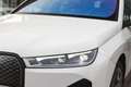 BMW iX xDrive50 / Sportpakket / Panoramadak Sky Lounge / Wit - thumbnail 29