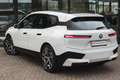 BMW iX xDrive50 / Sportpakket / Panoramadak Sky Lounge / Wit - thumbnail 2