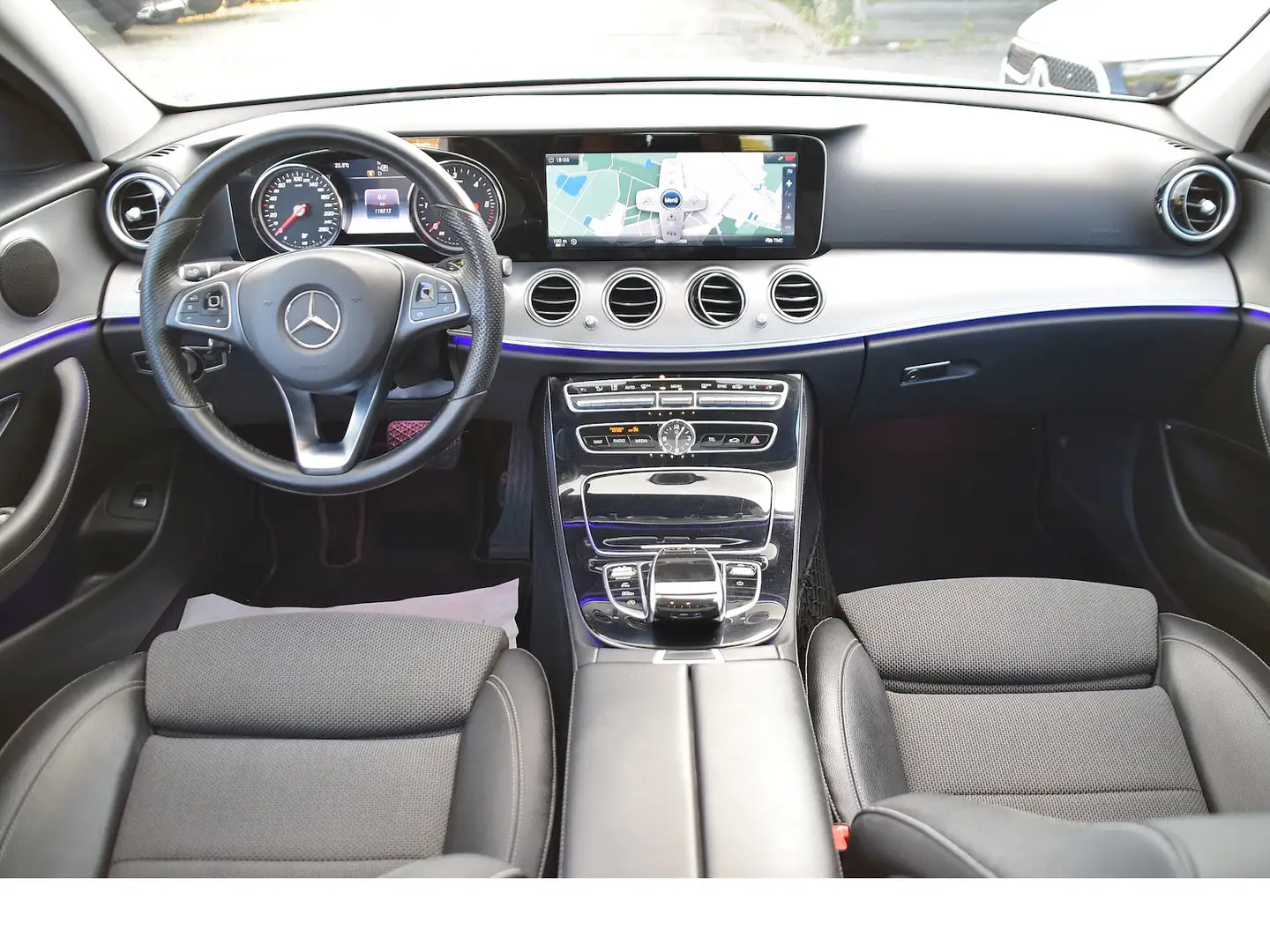 Mercedes-Benz E 220 d Avantgarde (SHD LED Headup Spur Shz Park Weiß - 2