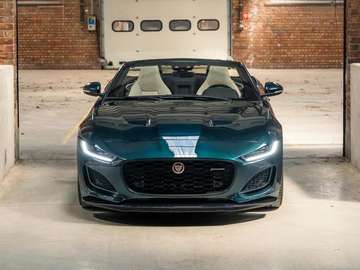 F-Type Cabriolet 2.0 i4 P300 R-Dynamic Black