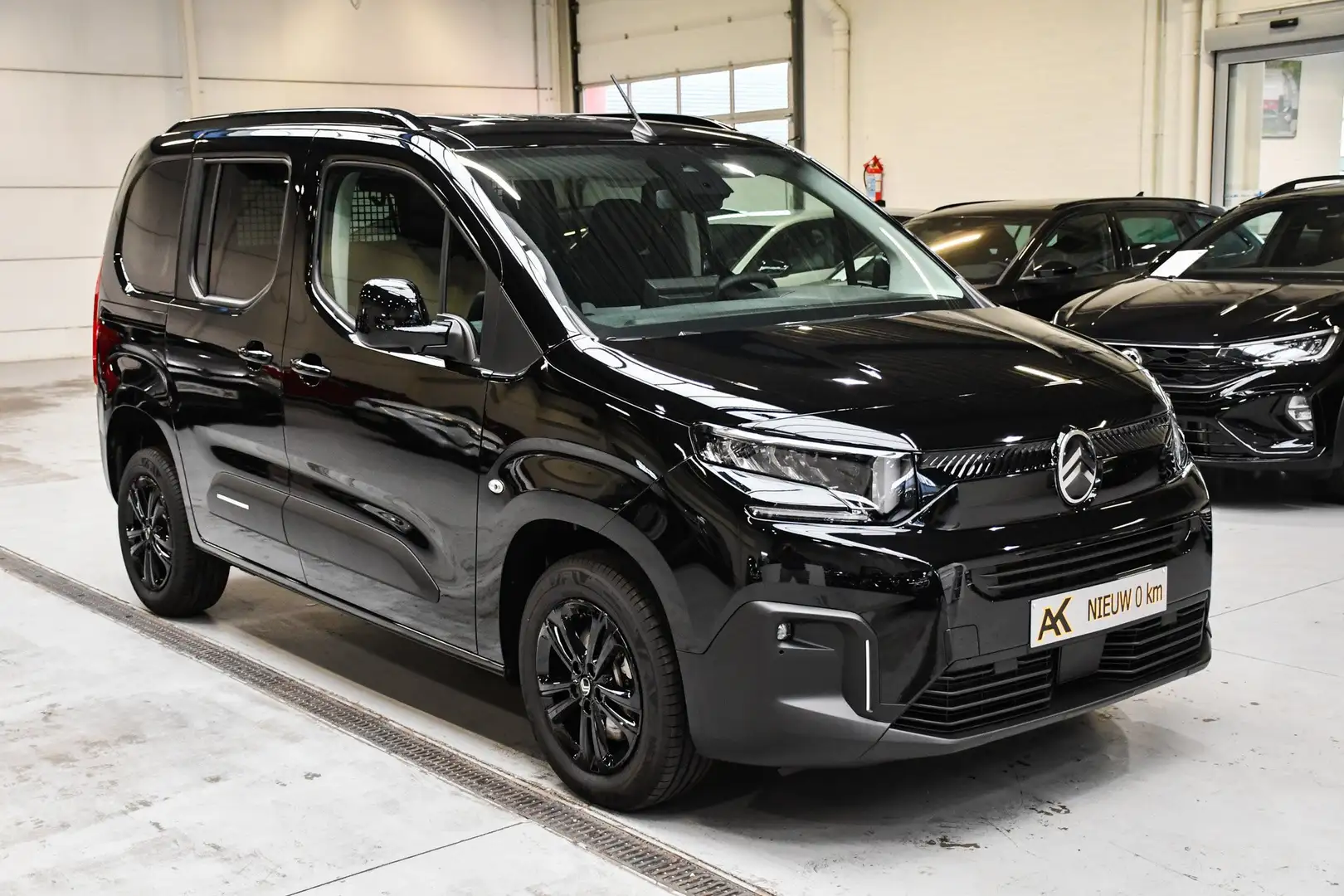 Citroen Berlingo Berlingo Shine Automaat NIEUW- NAVI SMART / CAMERA Noir - 2