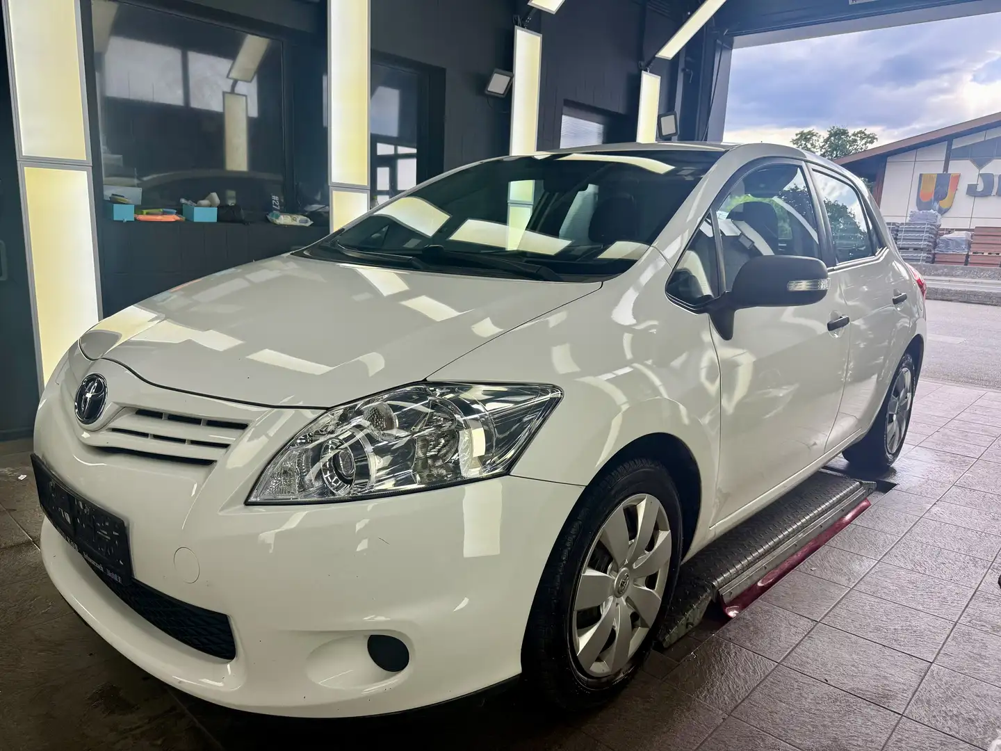 Toyota Auris 1,33 dVVT-i S&S Mid Білий - 1
