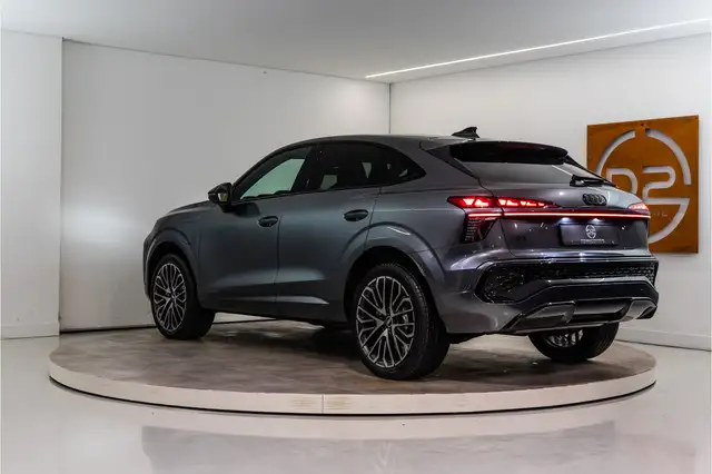 Audi Q3 view 3