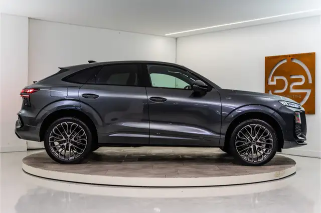 Audi Q3 view 6
