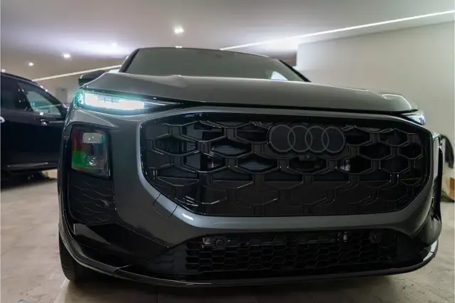 Audi Q3 view 10