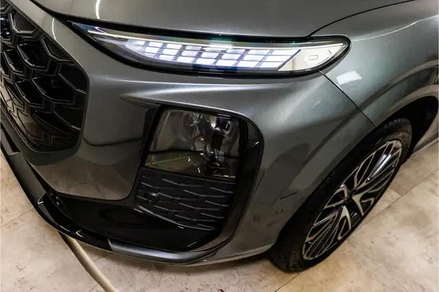 Audi Q3 view 11
