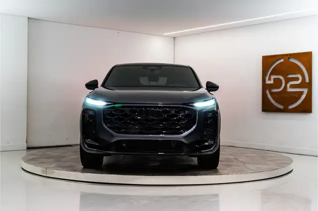 Audi Q3 view 8