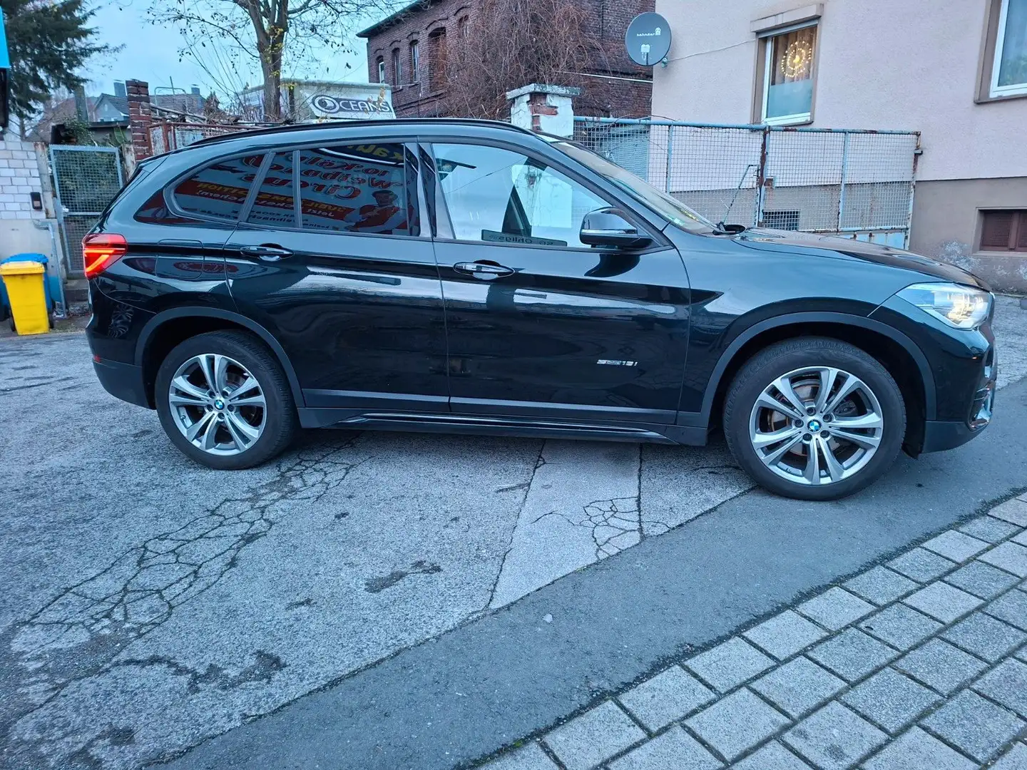 BMW X1 sDrive 18 i Sport Line Schwarz - 2
