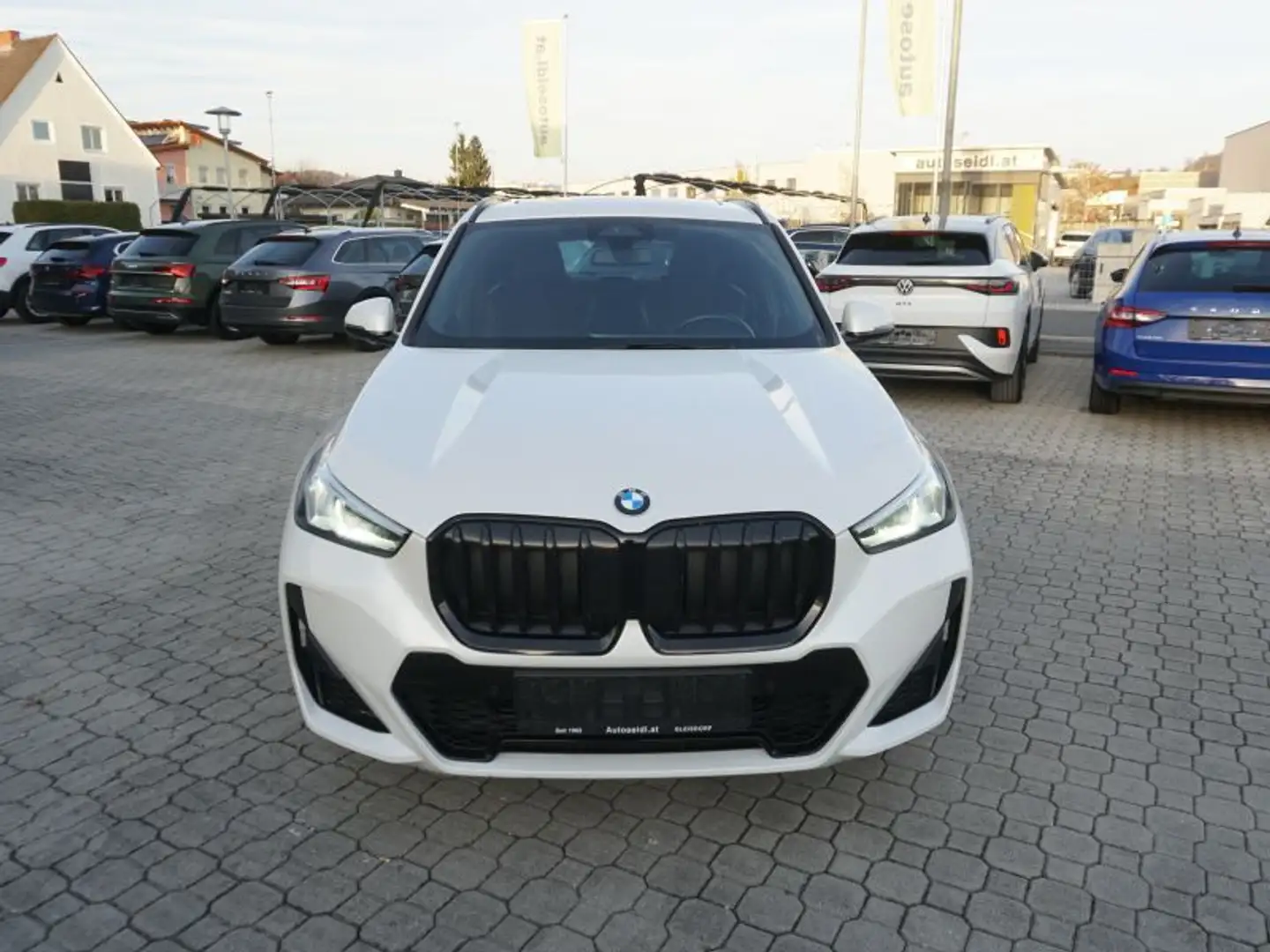BMW X1 sDrive 18i M-Sport Aut. *PANORAMADACH+NAVI* Weiß - 2