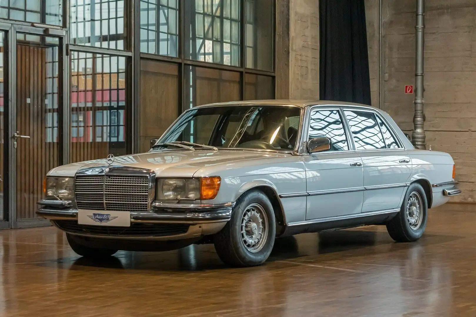Mercedes-Benz 450 SEL 6.9 srebrna - 1