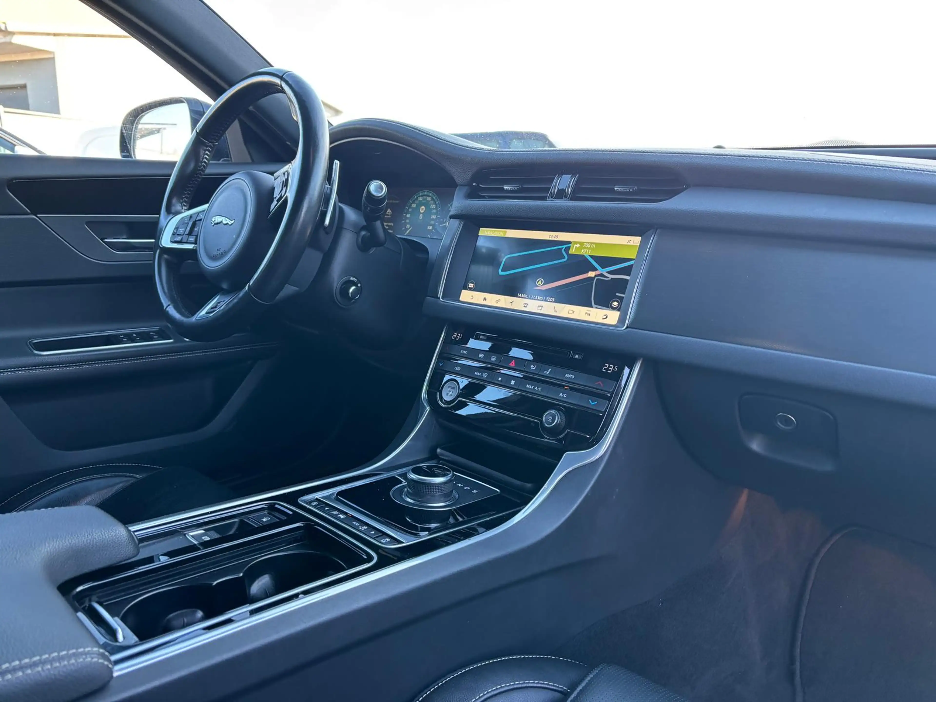 Jaguar XF 30D First Edition Sportbrake Meridian ACC Kam — photo 14