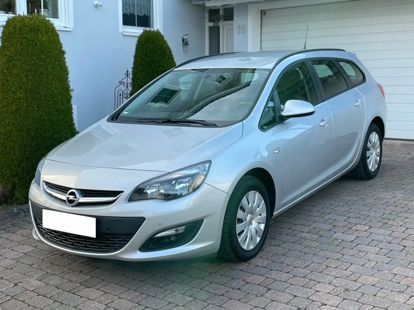 Opel Astra Astra Sports Tourer Diesel 1.7 CDTI / Standheizung Silber - 1