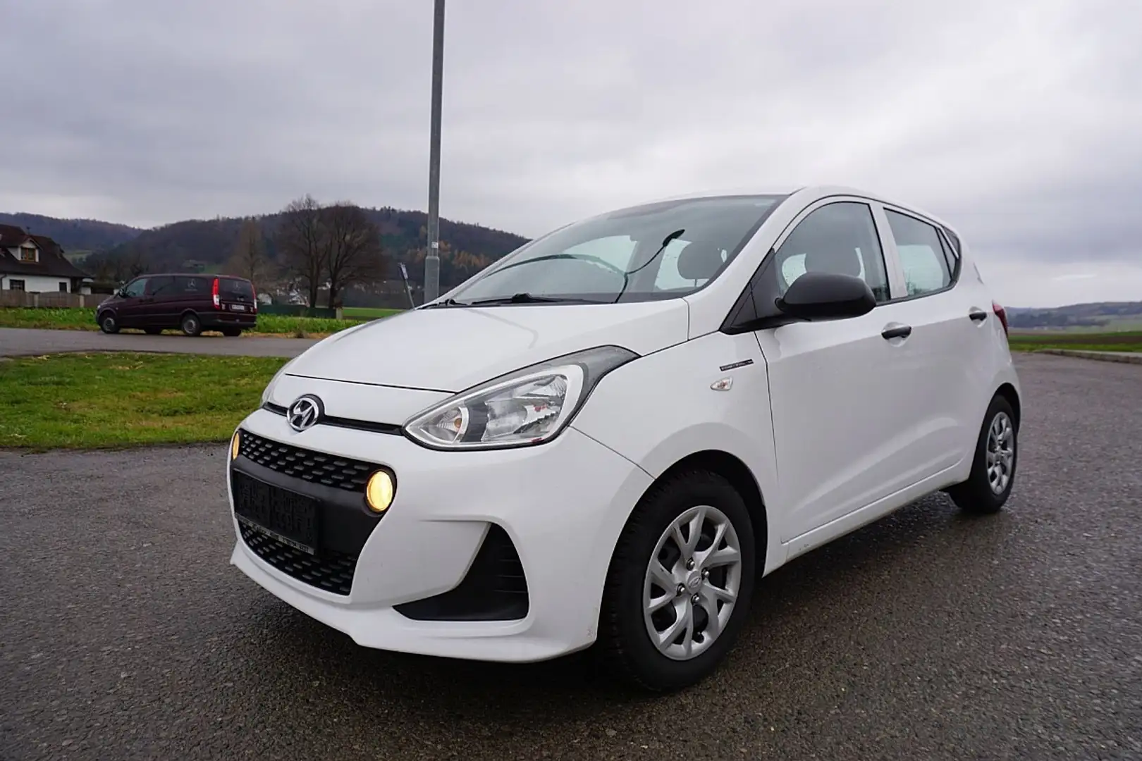 Hyundai i10 1,0 Comfort Weiß - 1