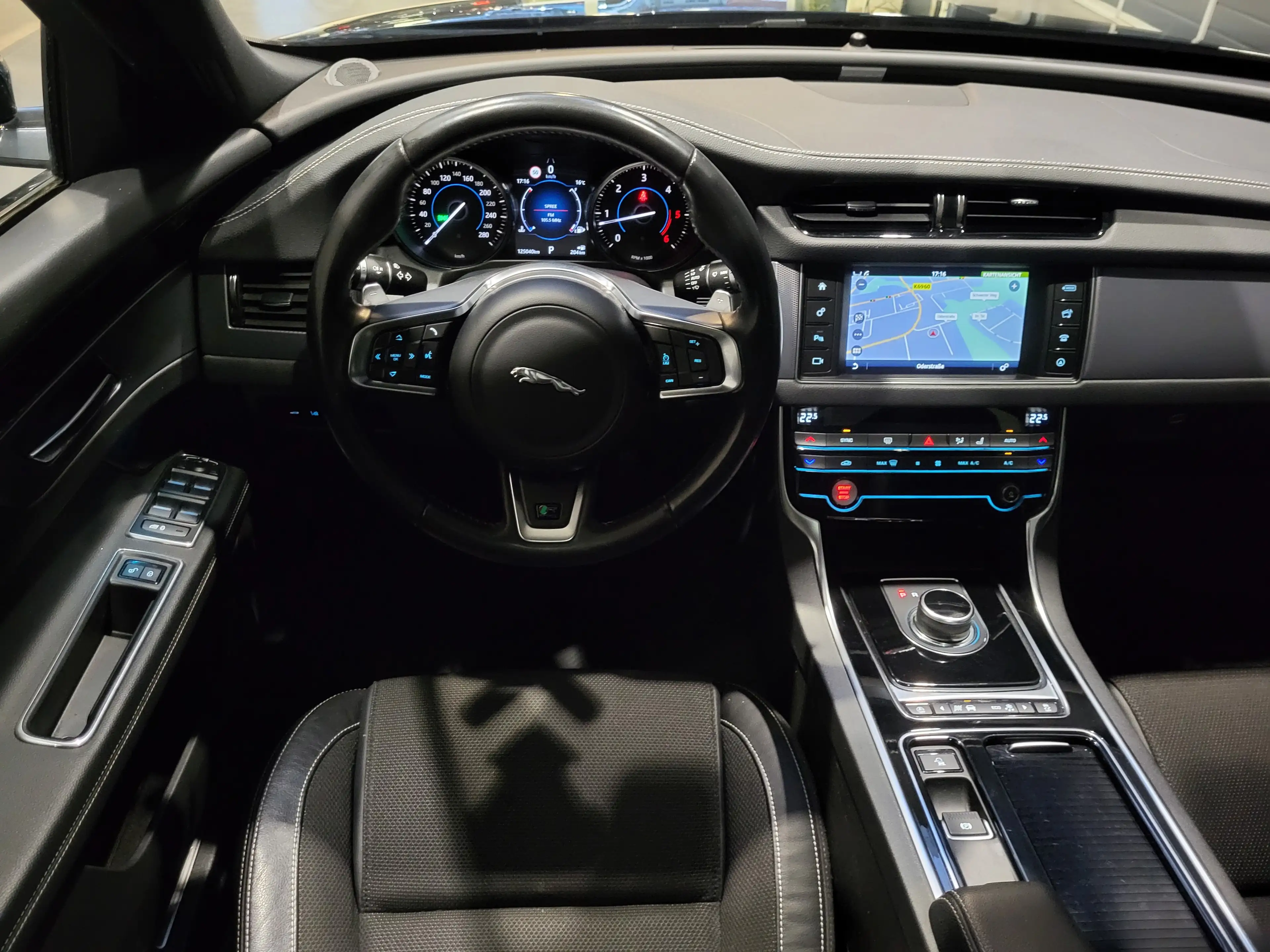 Jaguar XF 20d R-Sport *Navi| Xenon| Pano | PDC* — photo 14