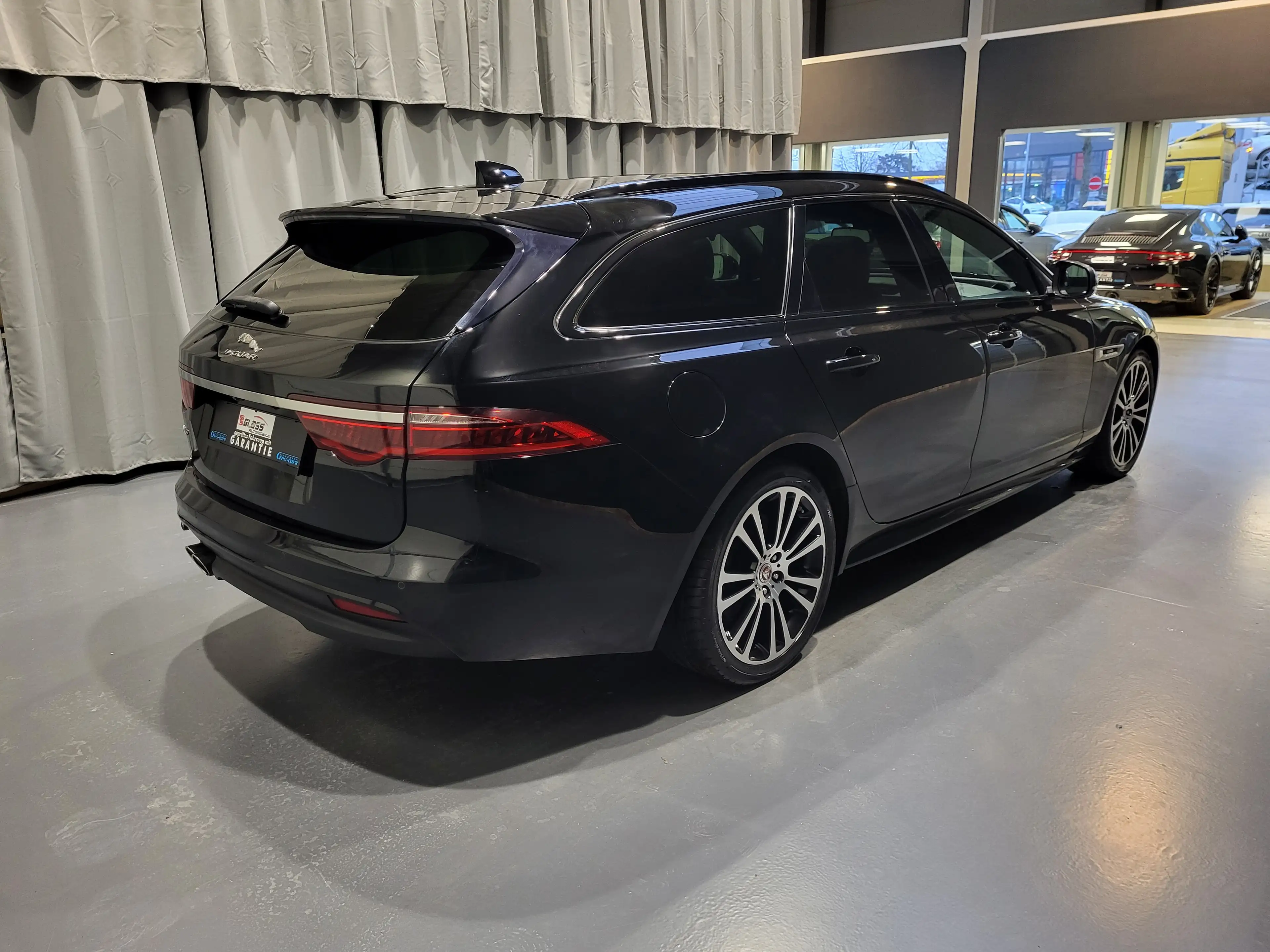 Jaguar XF 20d R-Sport *Navi| Xenon| Pano | PDC* — photo 4