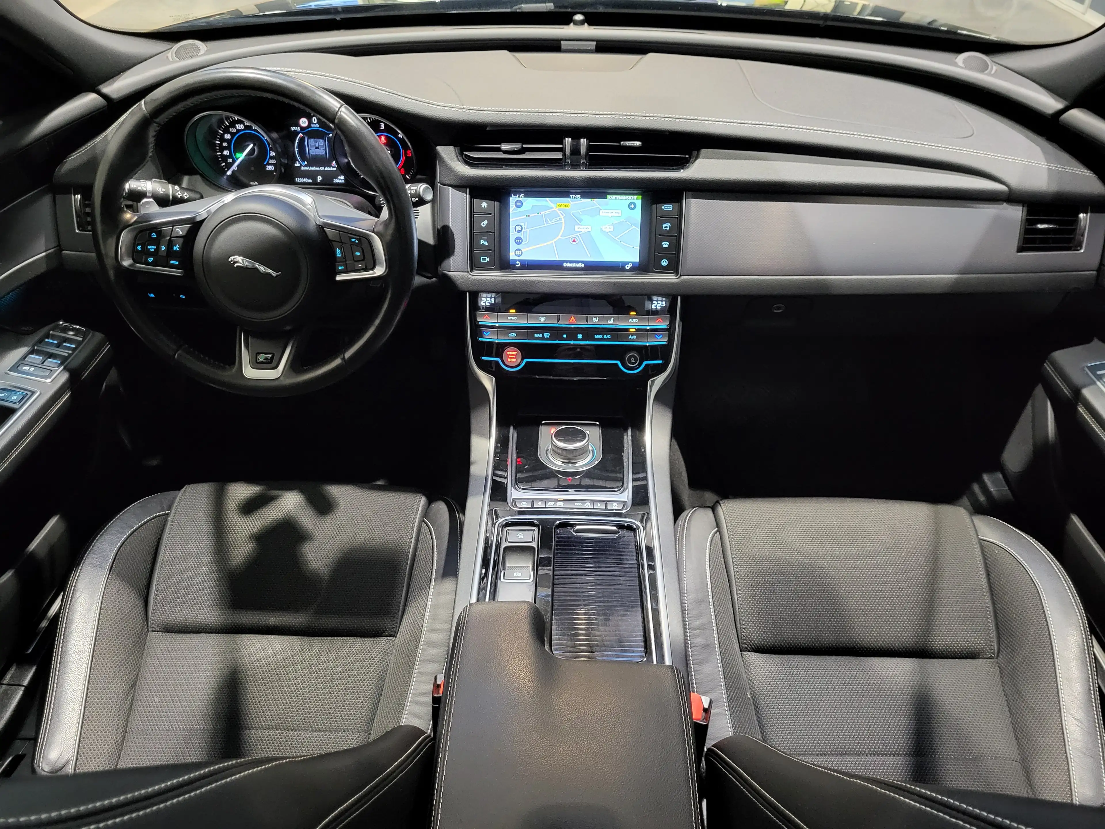 Jaguar XF 20d R-Sport *Navi| Xenon| Pano | PDC* — photo 10
