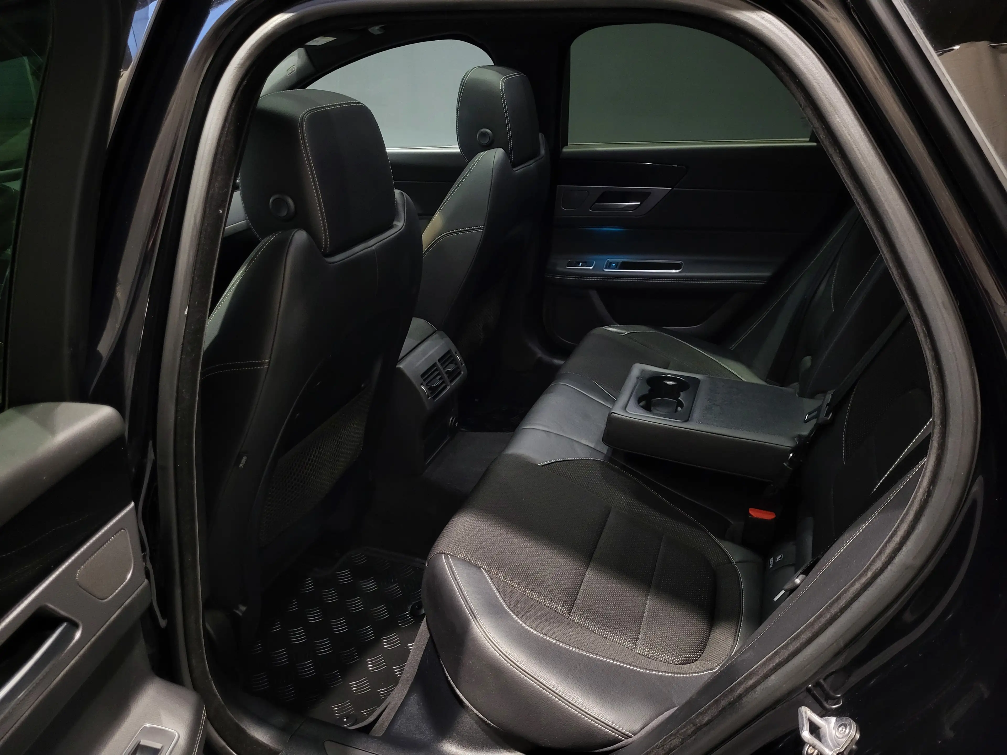 Jaguar XF 20d R-Sport *Navi| Xenon| Pano | PDC* — photo 9