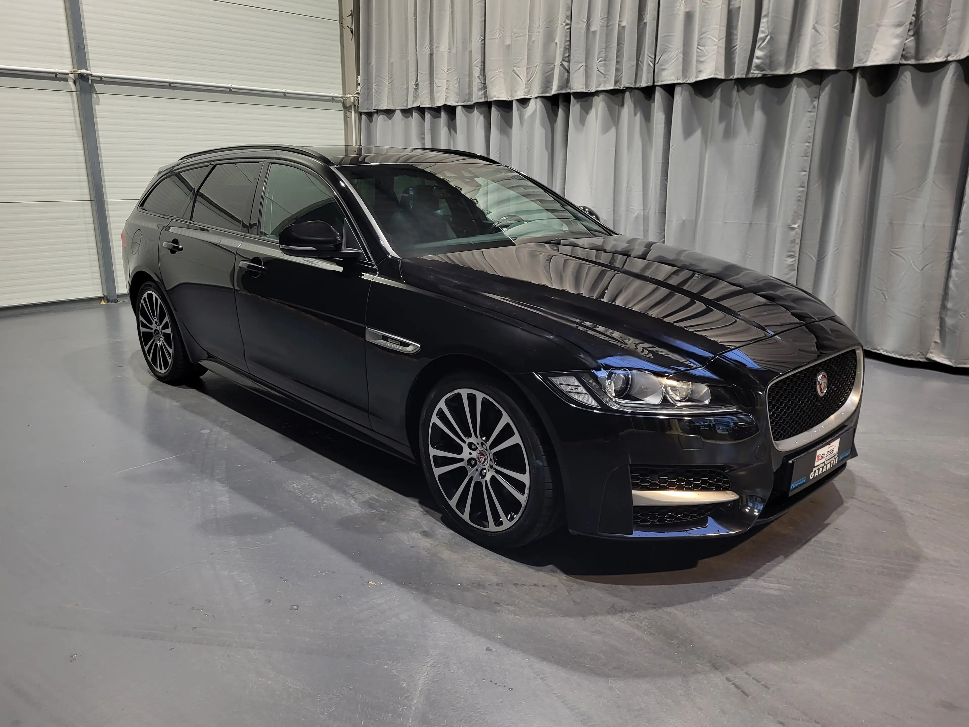 Jaguar XF 20d R-Sport *Navi| Xenon| Pano | PDC* — photo 3