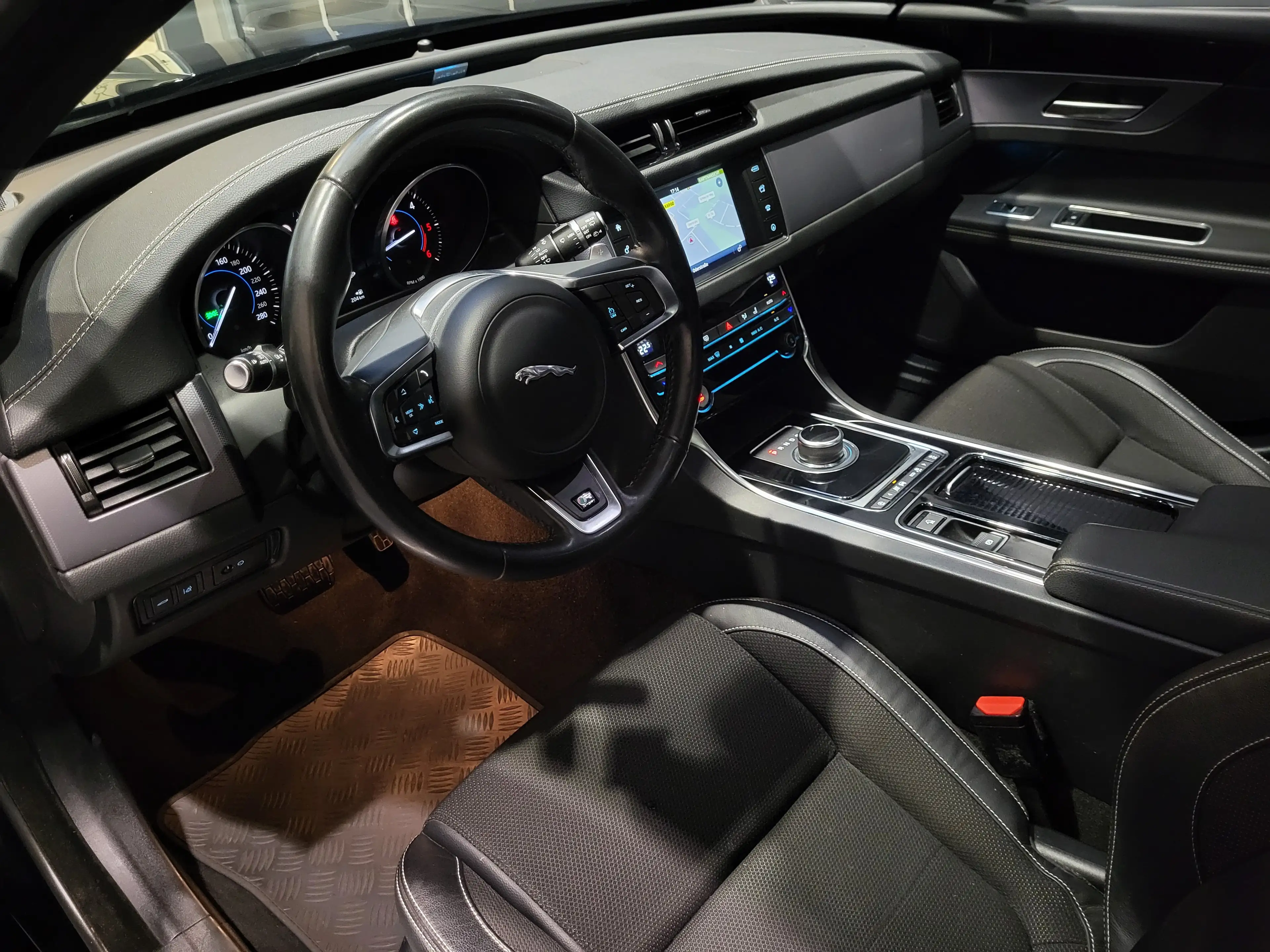 Jaguar XF 20d R-Sport *Navi| Xenon| Pano | PDC* — photo 6