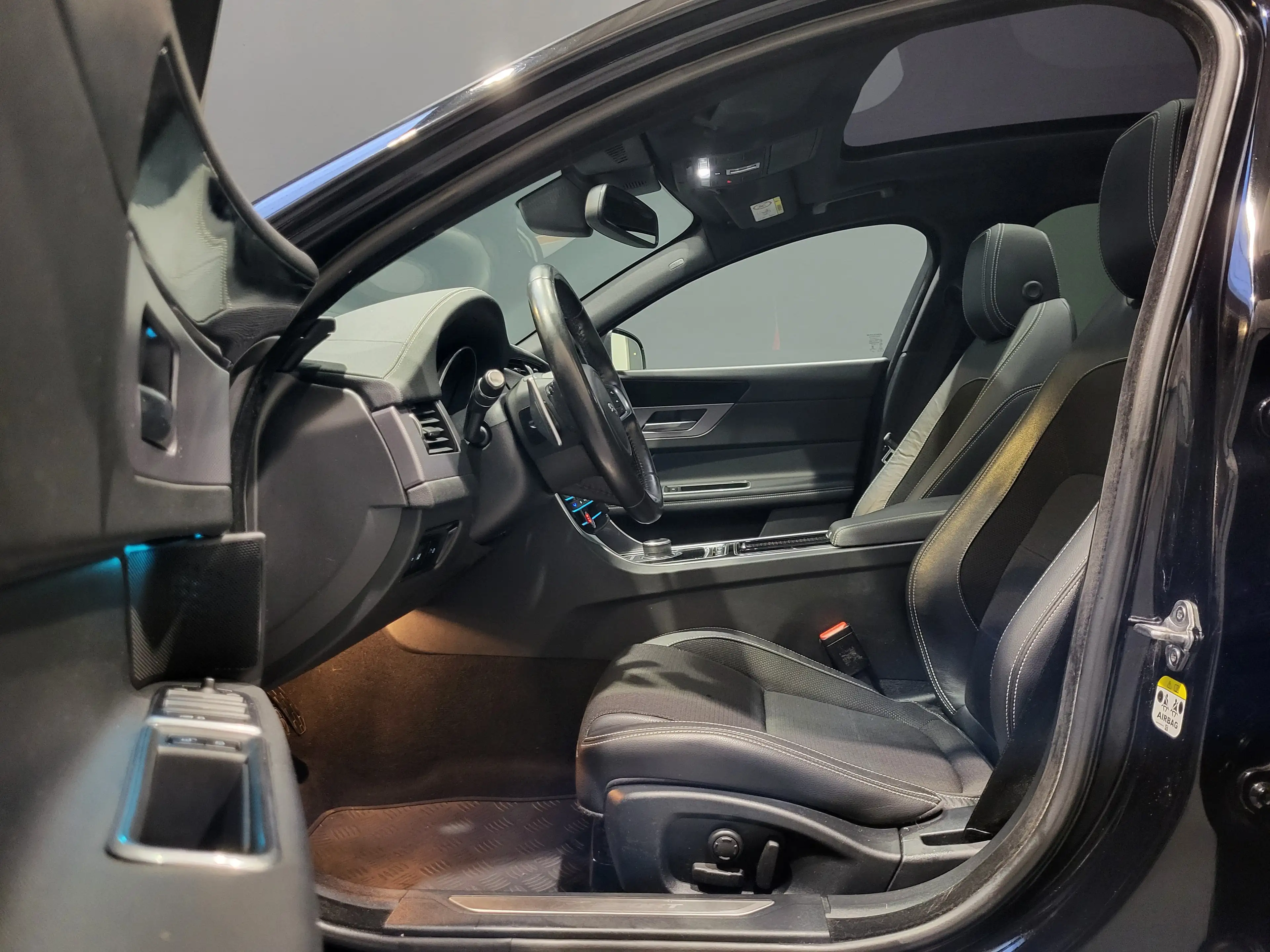 Jaguar XF 20d R-Sport *Navi| Xenon| Pano | PDC* — photo 7