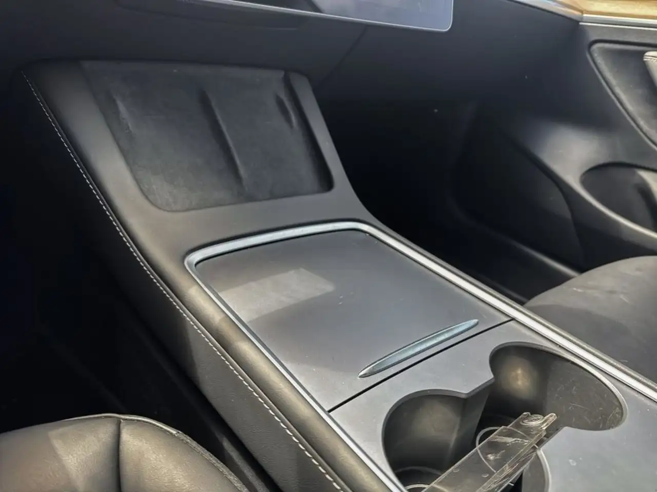 Tesla Model 3 снимка Tesla Model 3