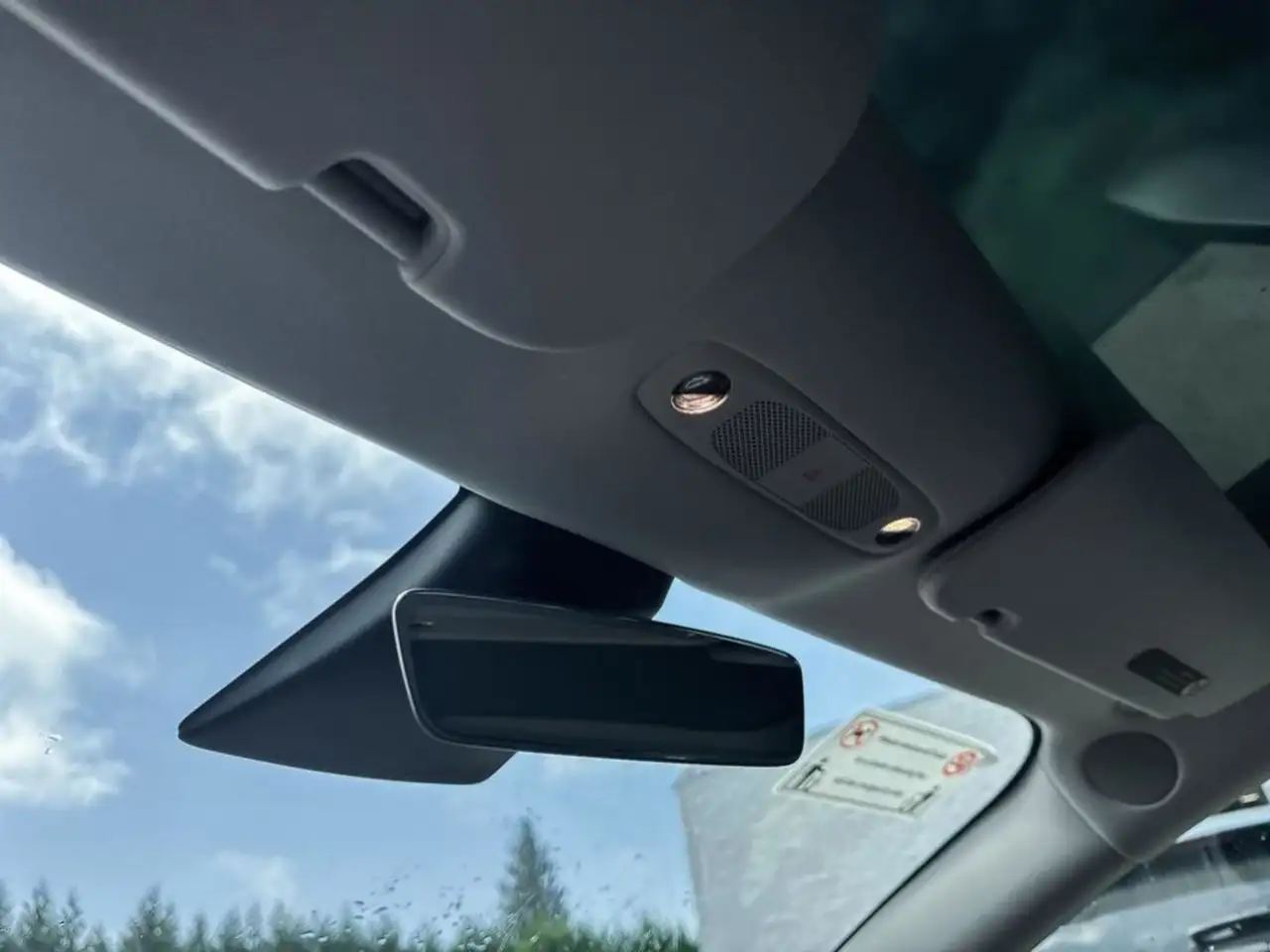 Tesla Model 3 снимка Tesla Model 3