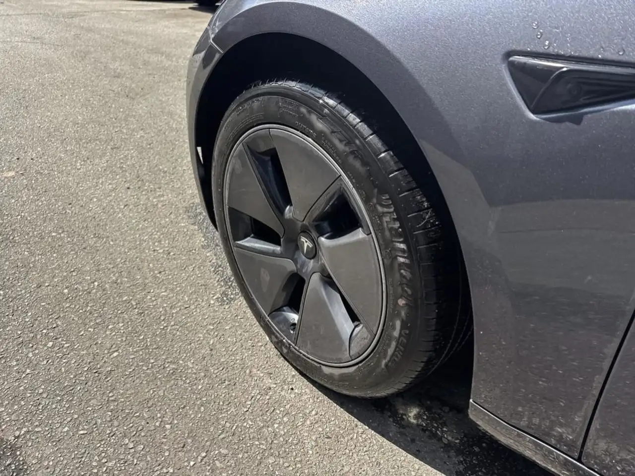 Tesla Model 3 снимка Tesla Model 3