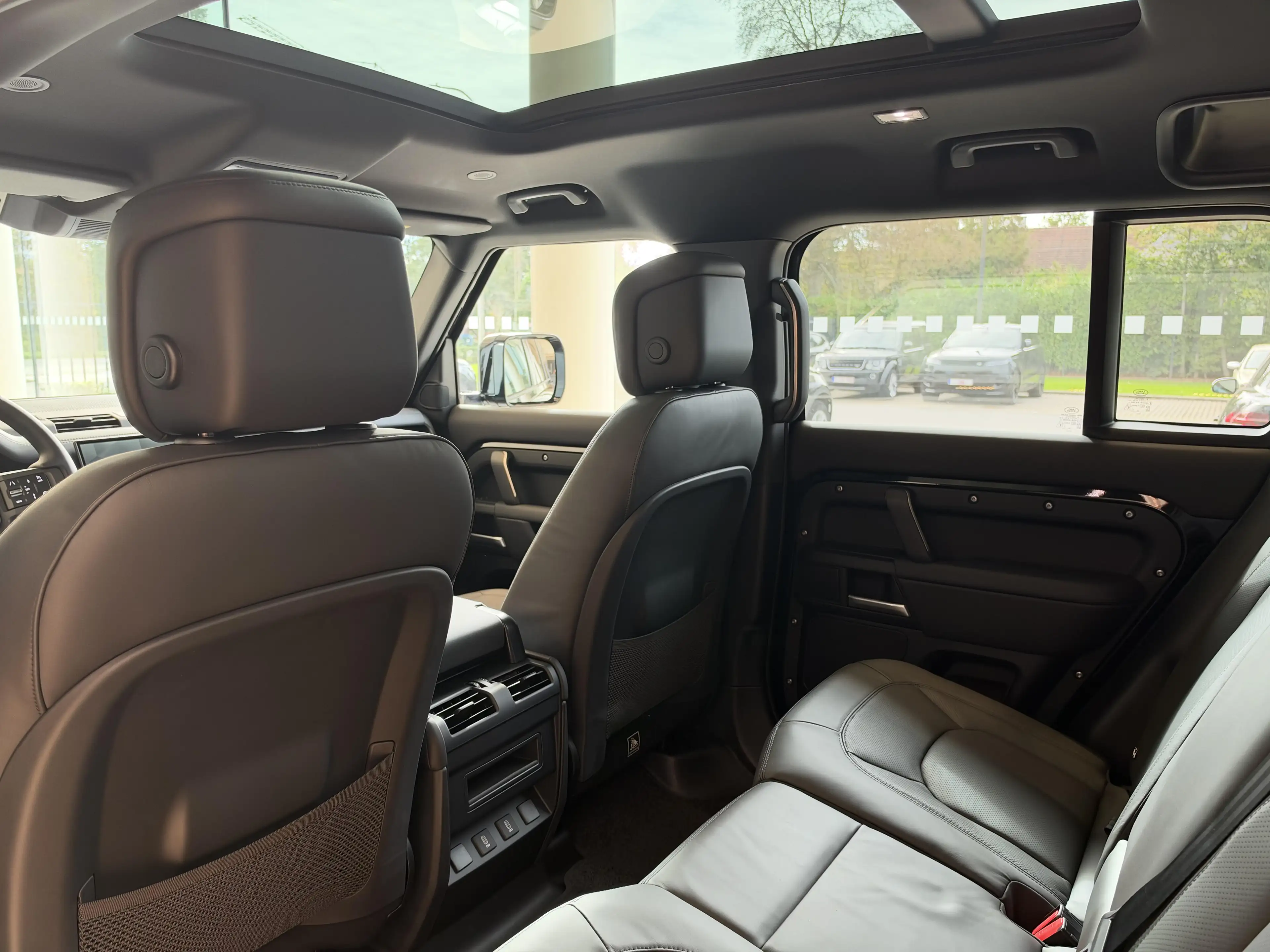 Land Rover Defender P425 X-Dynamic HSE — photo 12