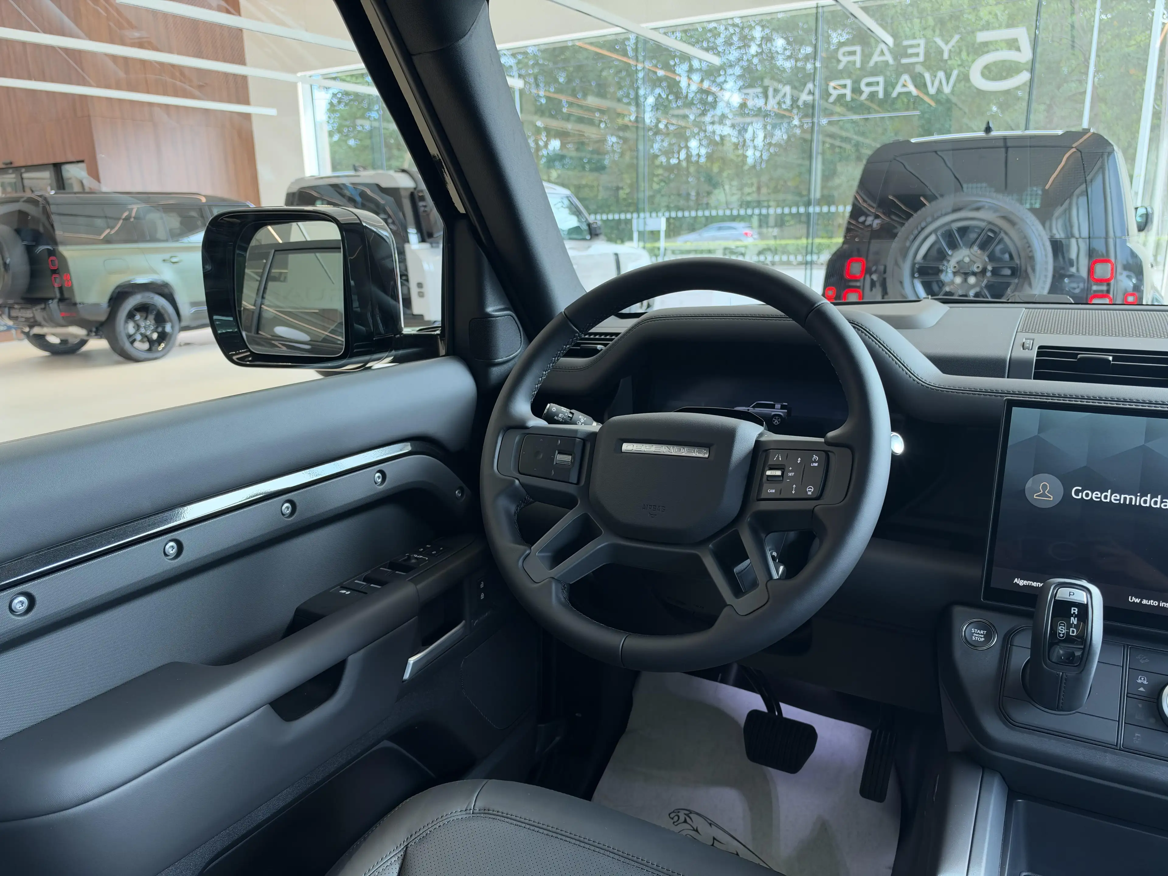 Land Rover Defender P425 X-Dynamic HSE — photo 9