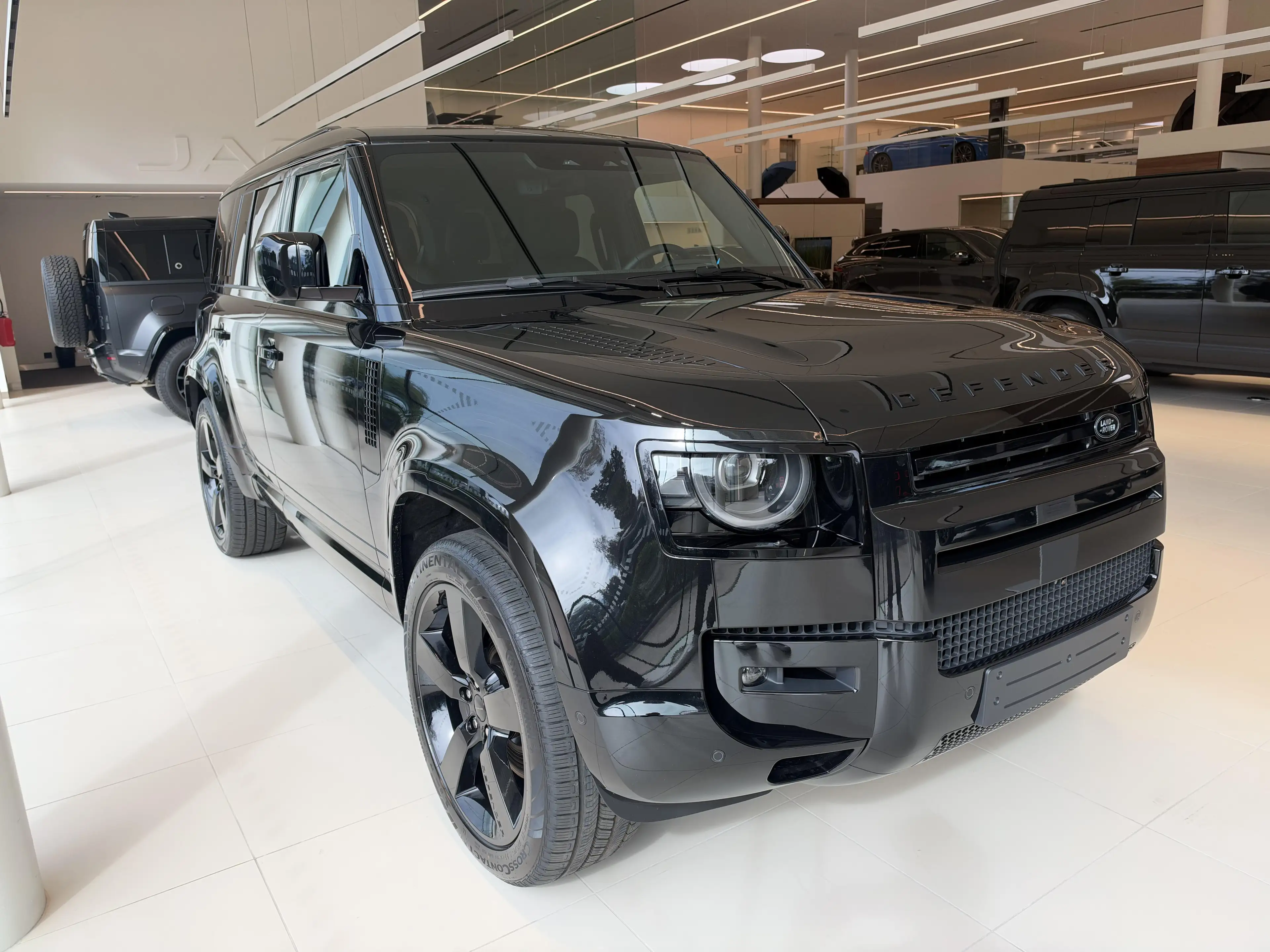 Land Rover Defender P425 X-Dynamic HSE — photo 3