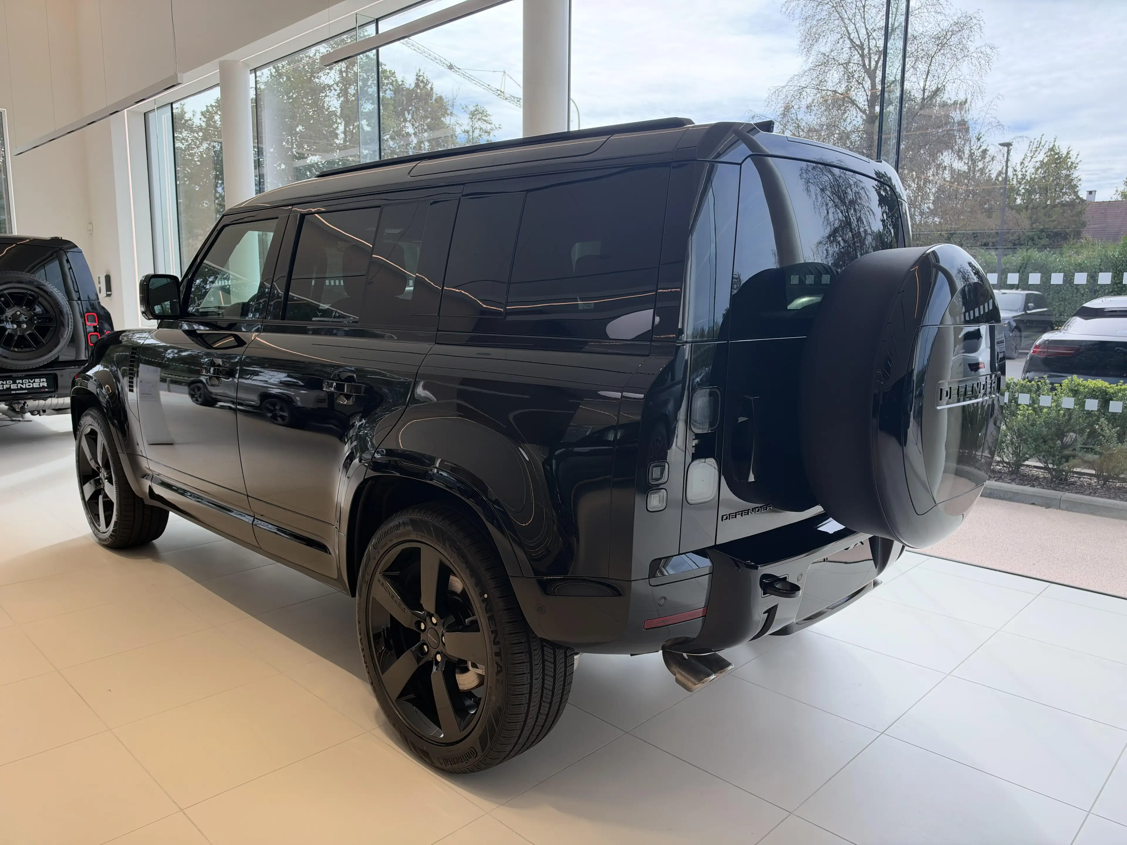 Land Rover Defender P425 X-Dynamic HSE — photo 7