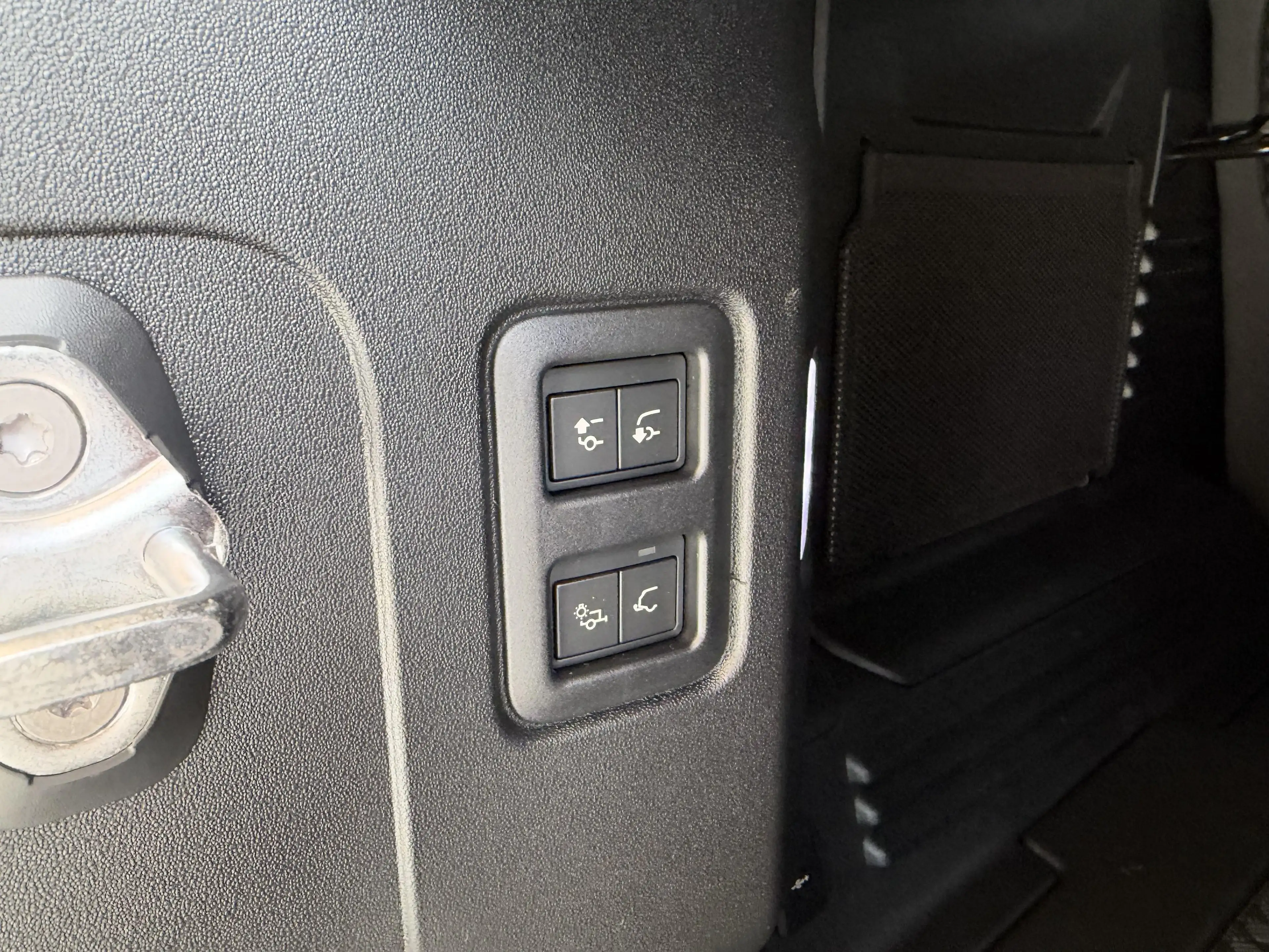 Land Rover Defender P425 X-Dynamic HSE — photo 11