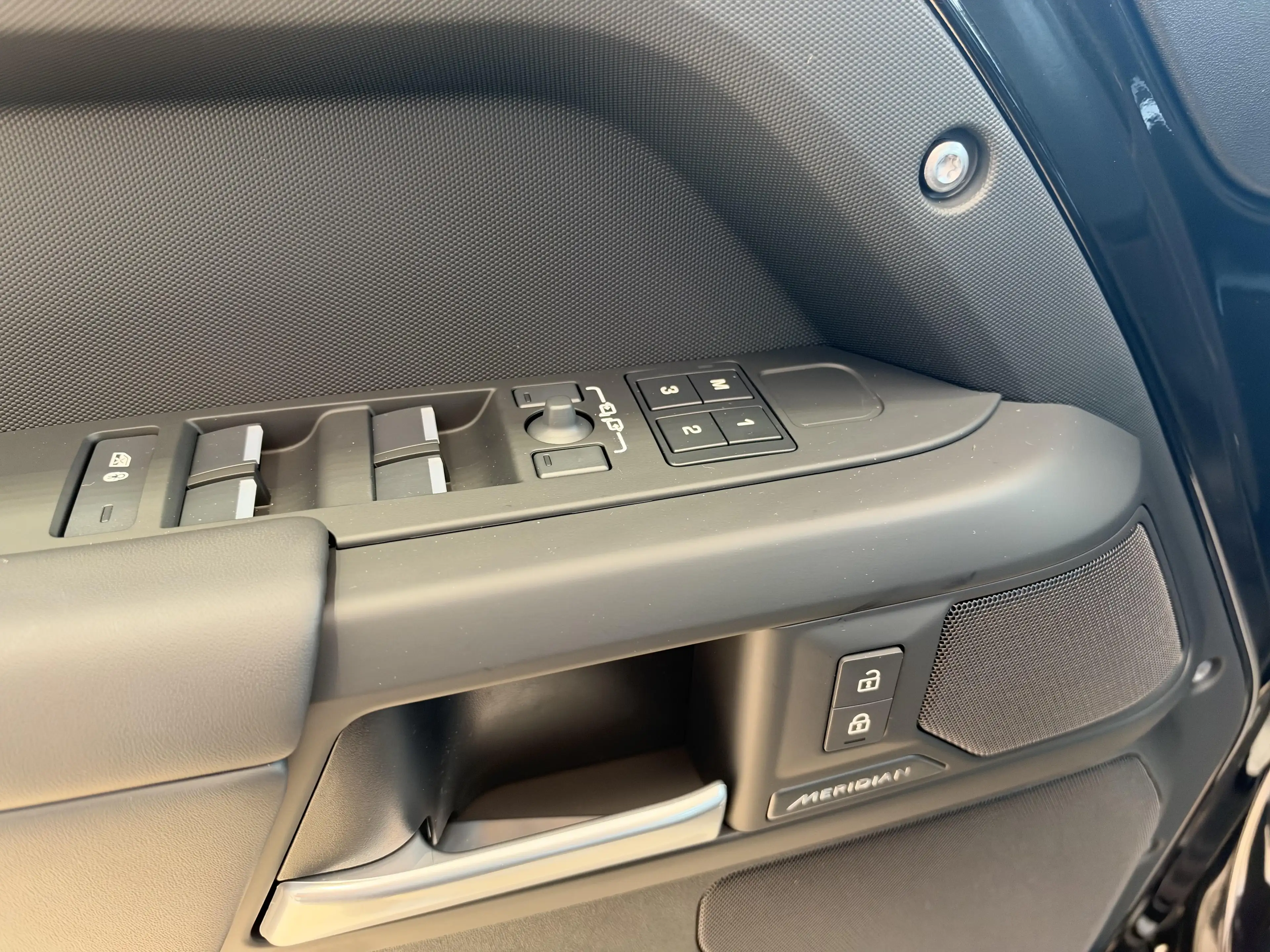 Land Rover Defender P425 X-Dynamic HSE — photo 15