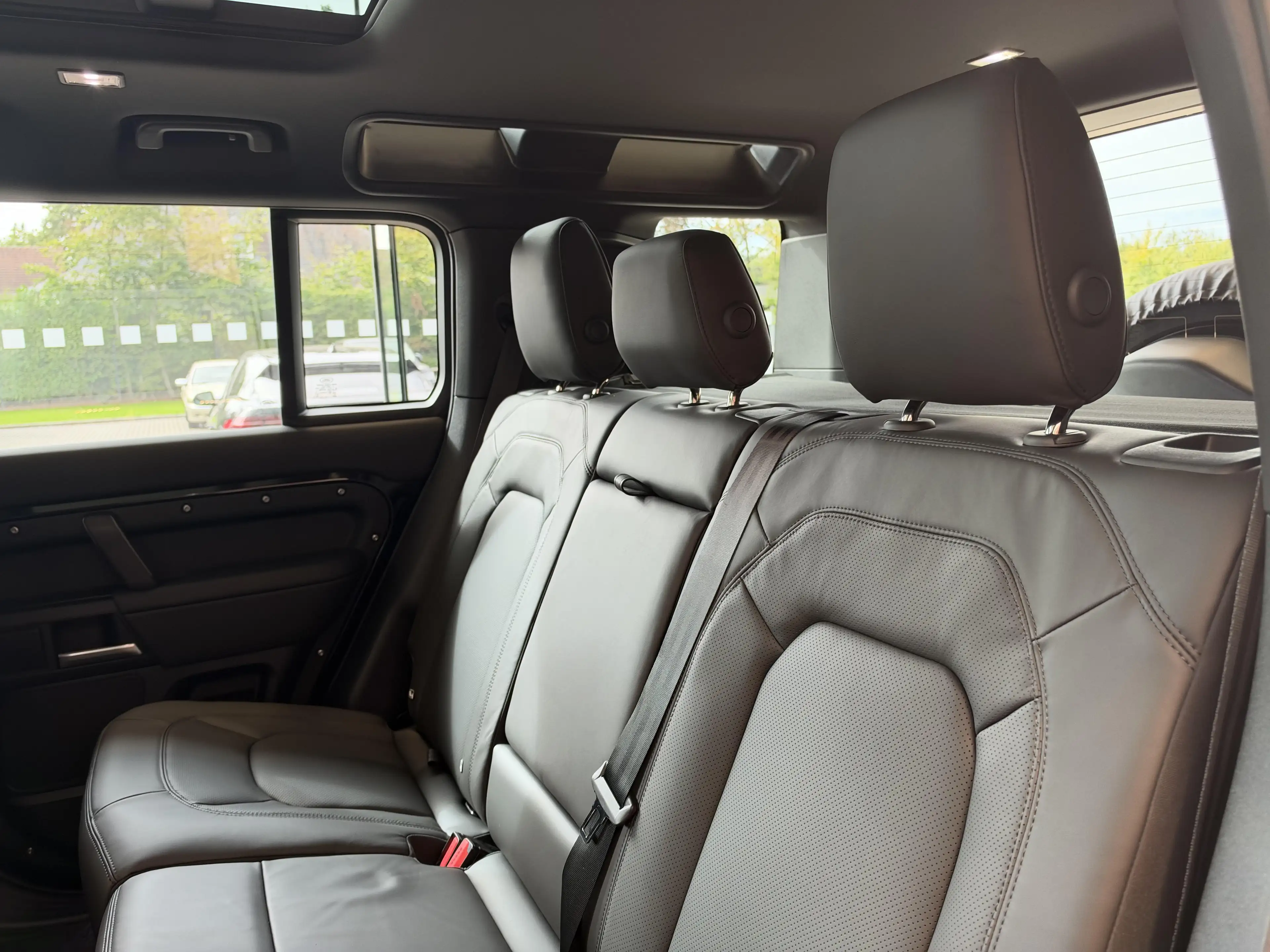 Land Rover Defender P425 X-Dynamic HSE — photo 14